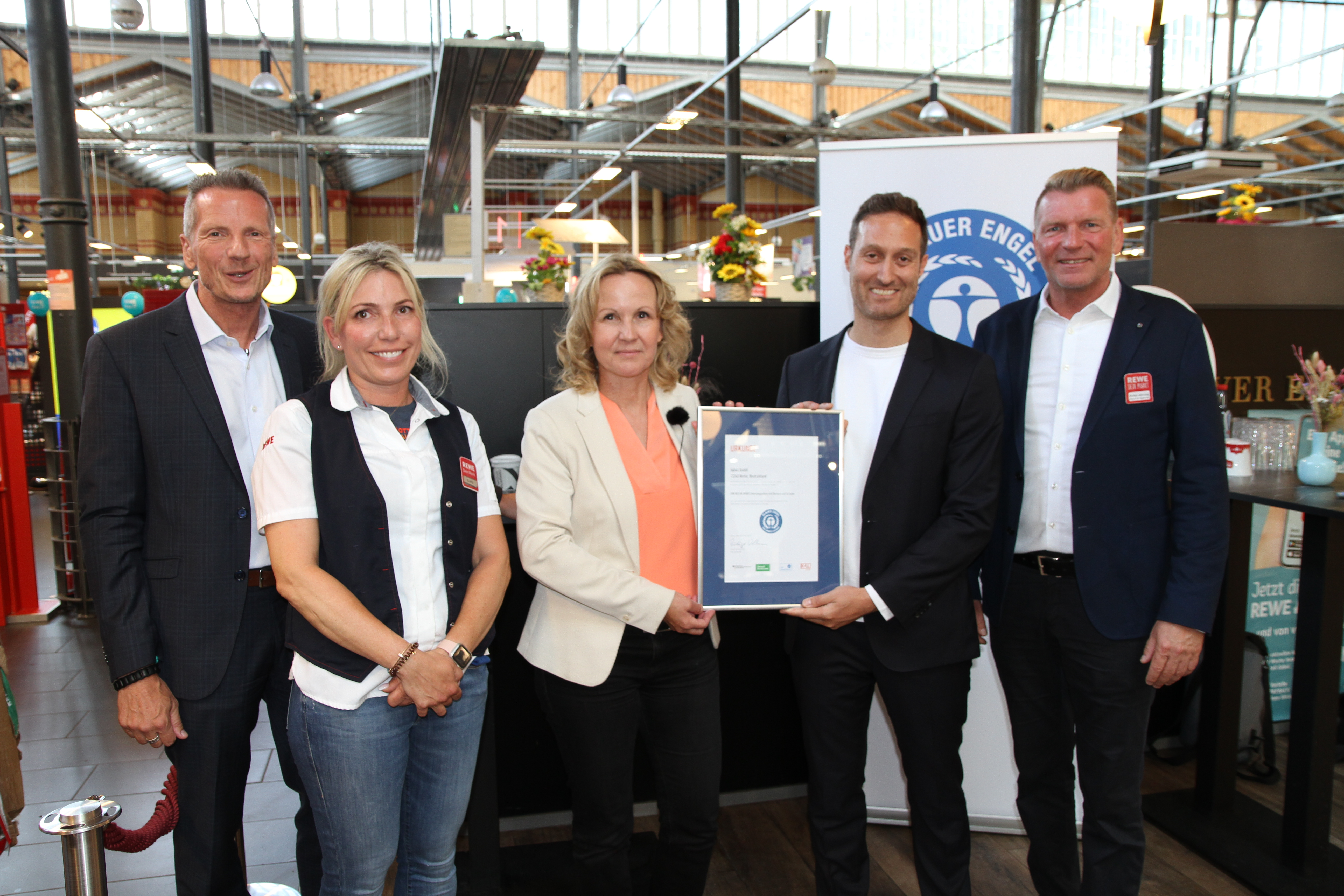 (v.l.) Dirk Gerstmann(Bereichsleiter Vertriebsorganisation REWE), Susanne Klars (Marktmanagerin REWE Ackerhalle), Steffi Lemke (Bundesministerin für Umwelt, Naturschutz, nukleare Sicherheit und Verbraucherschutz), Davide Mazzanti (CEO & Co-Founder SYKELL) und Stefan Hörning (Vorsitzender der Geschäftsleitung REWE Ost).