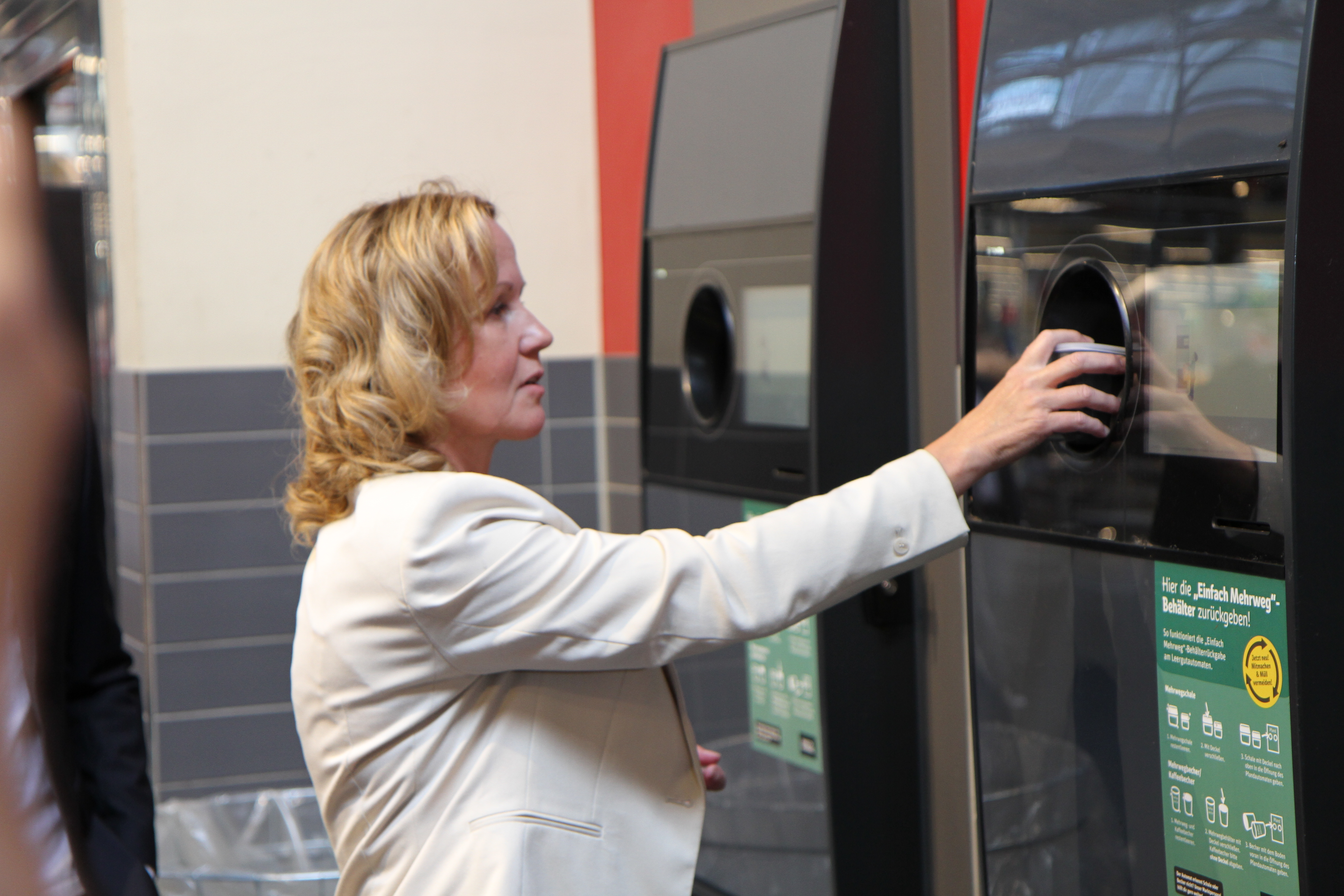 Steffi Lemke beim Test von SYKELLs Mehrwegsystem
