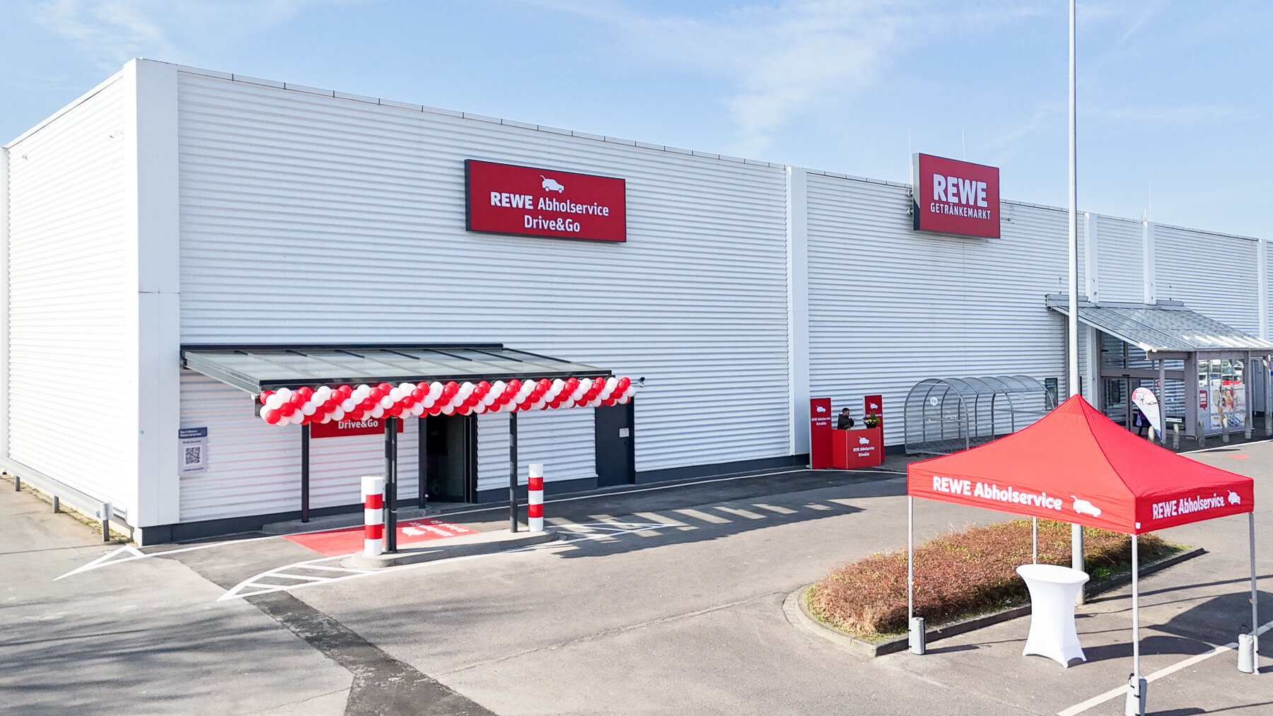 Der REWE Abholservice Drive & Go in Euskirchen in Frontalperspektive