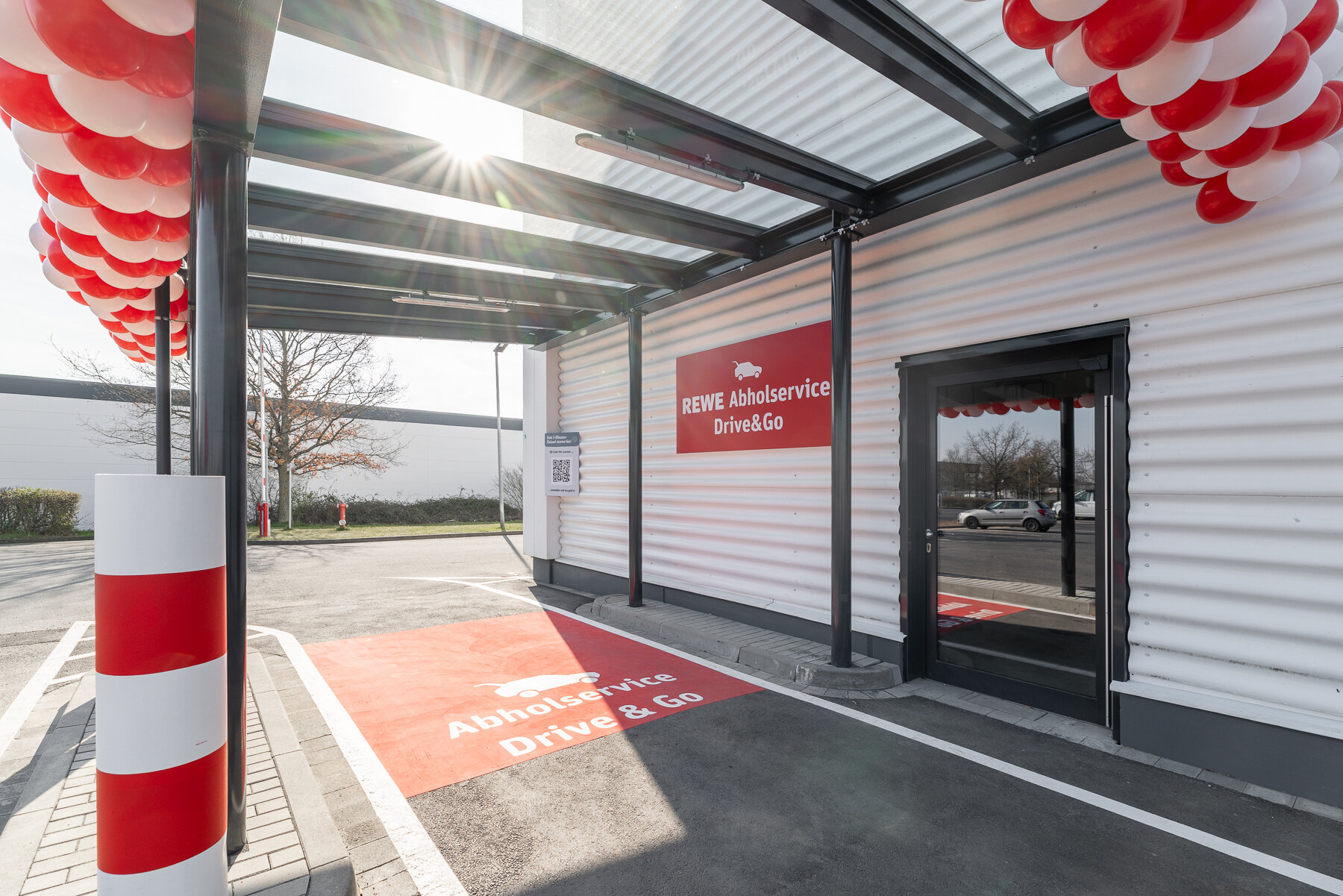 Der REWE Abholservice Drive &Go sieht aus wie ein klassischer Drive Through. 