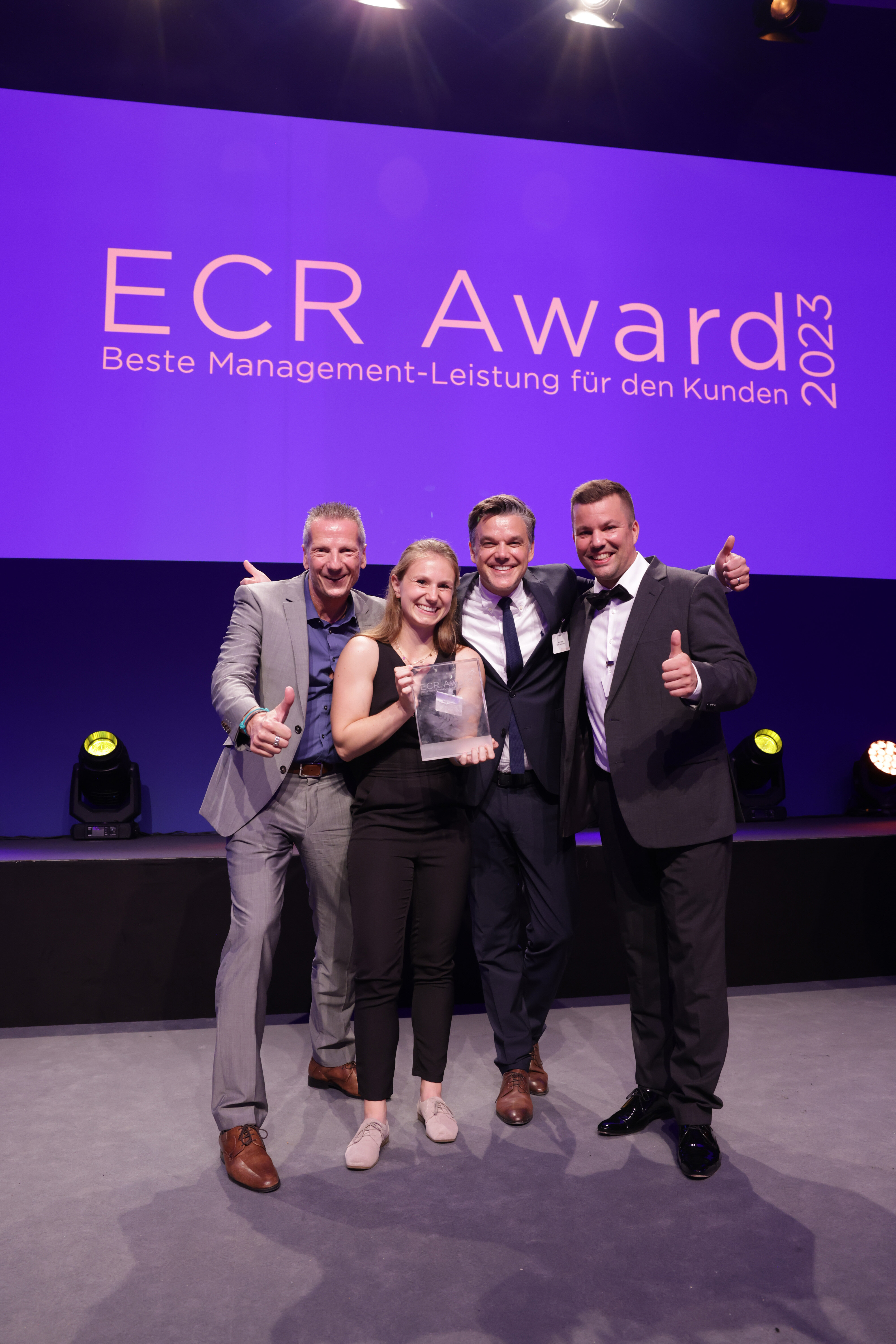 Vier Menschen von REWE halten ECR-Award in die Kamera