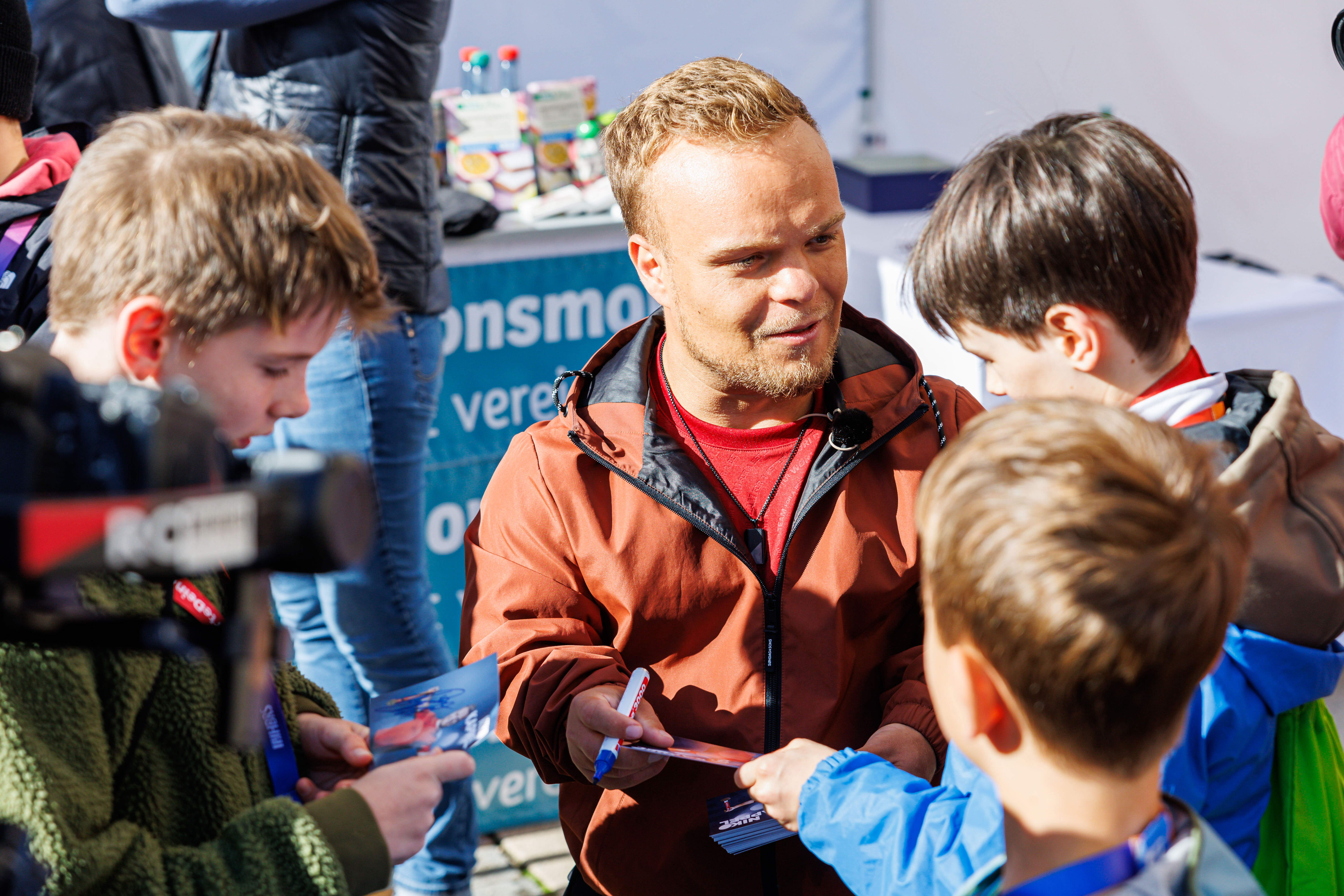 Niko Kappel gibt Autogramme