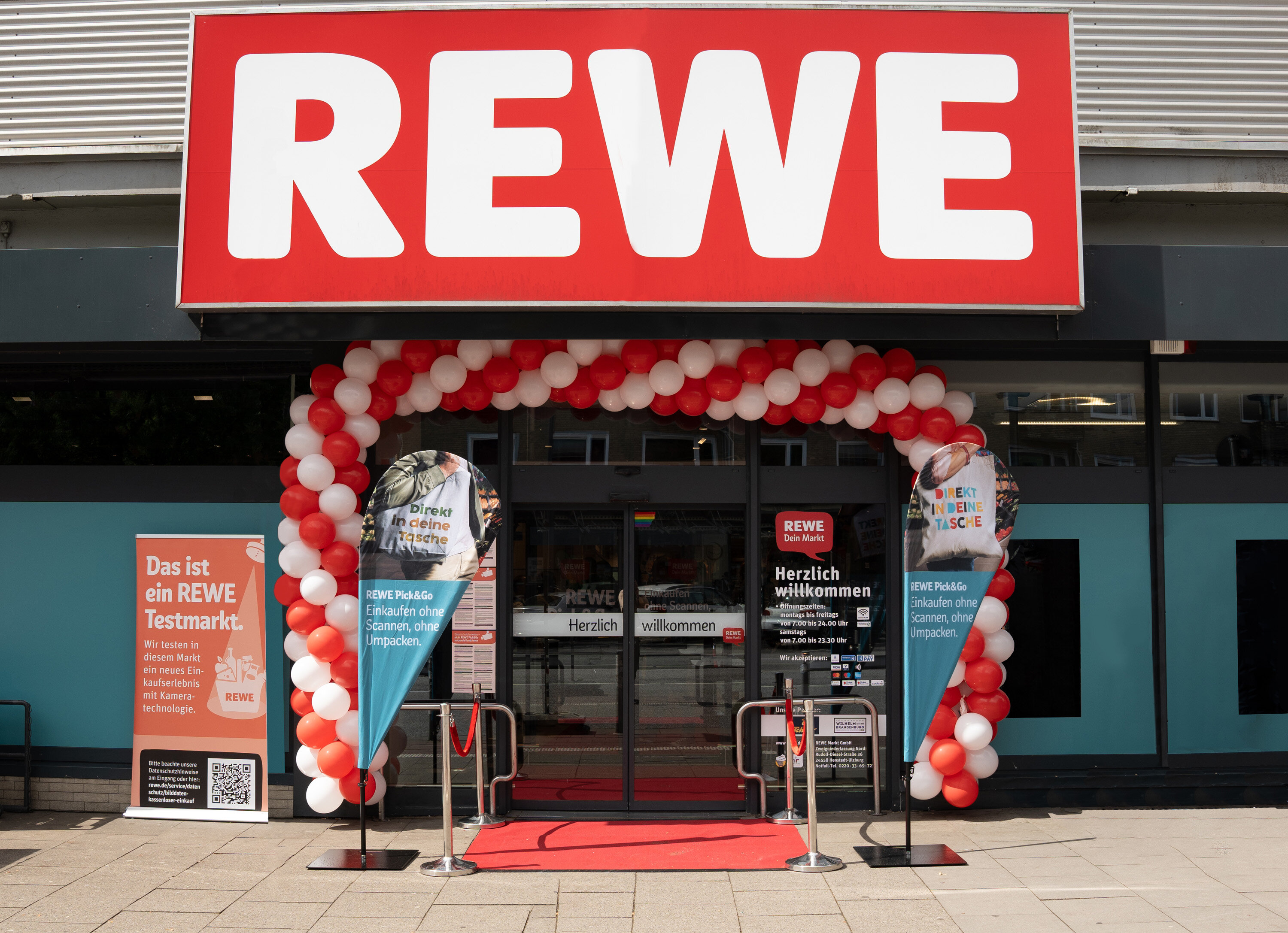 Frontale Aufnahme des REWE Marktes