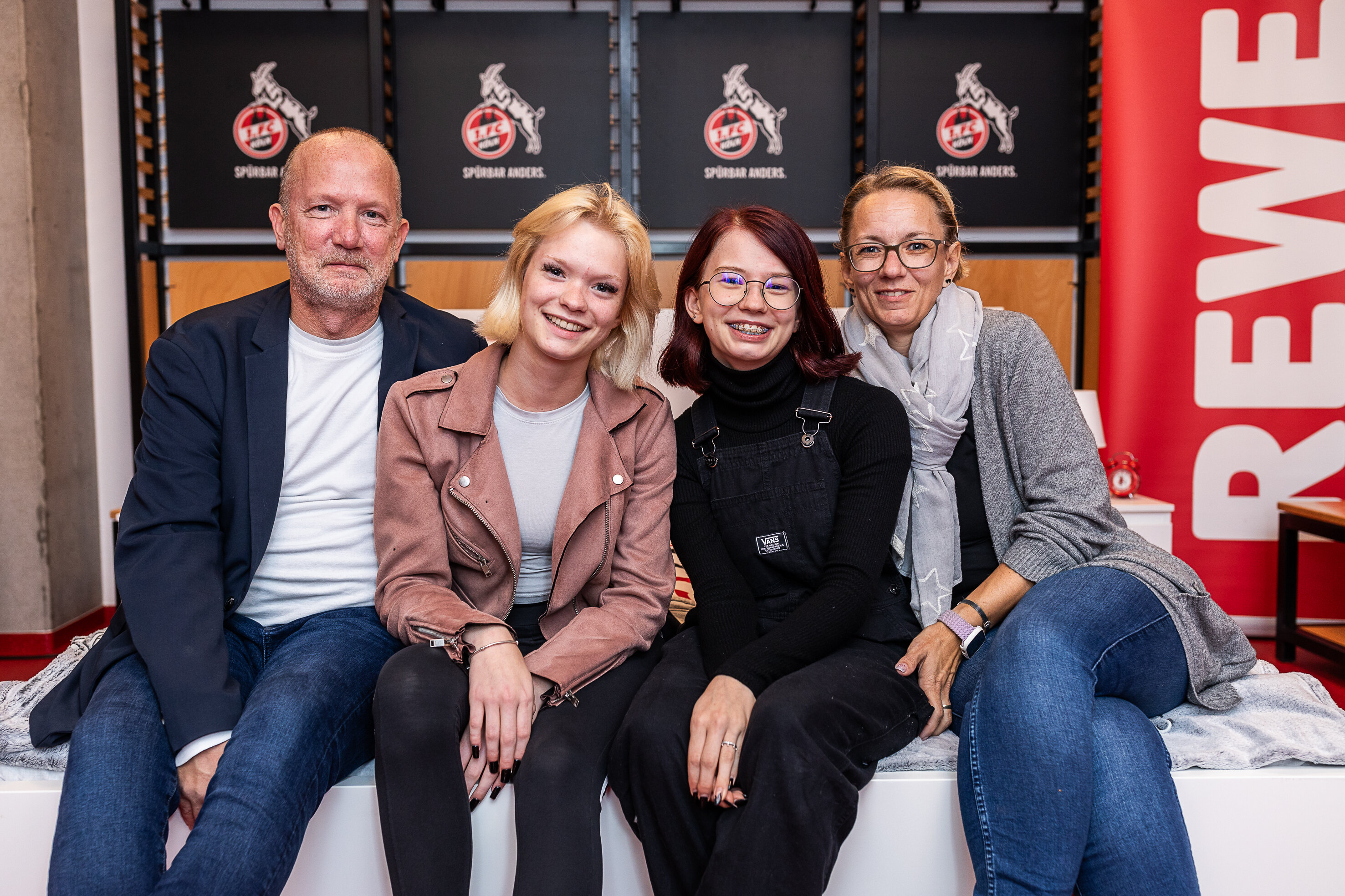 Gewinner-Familie auf dem Bett in der Spielerkabine
