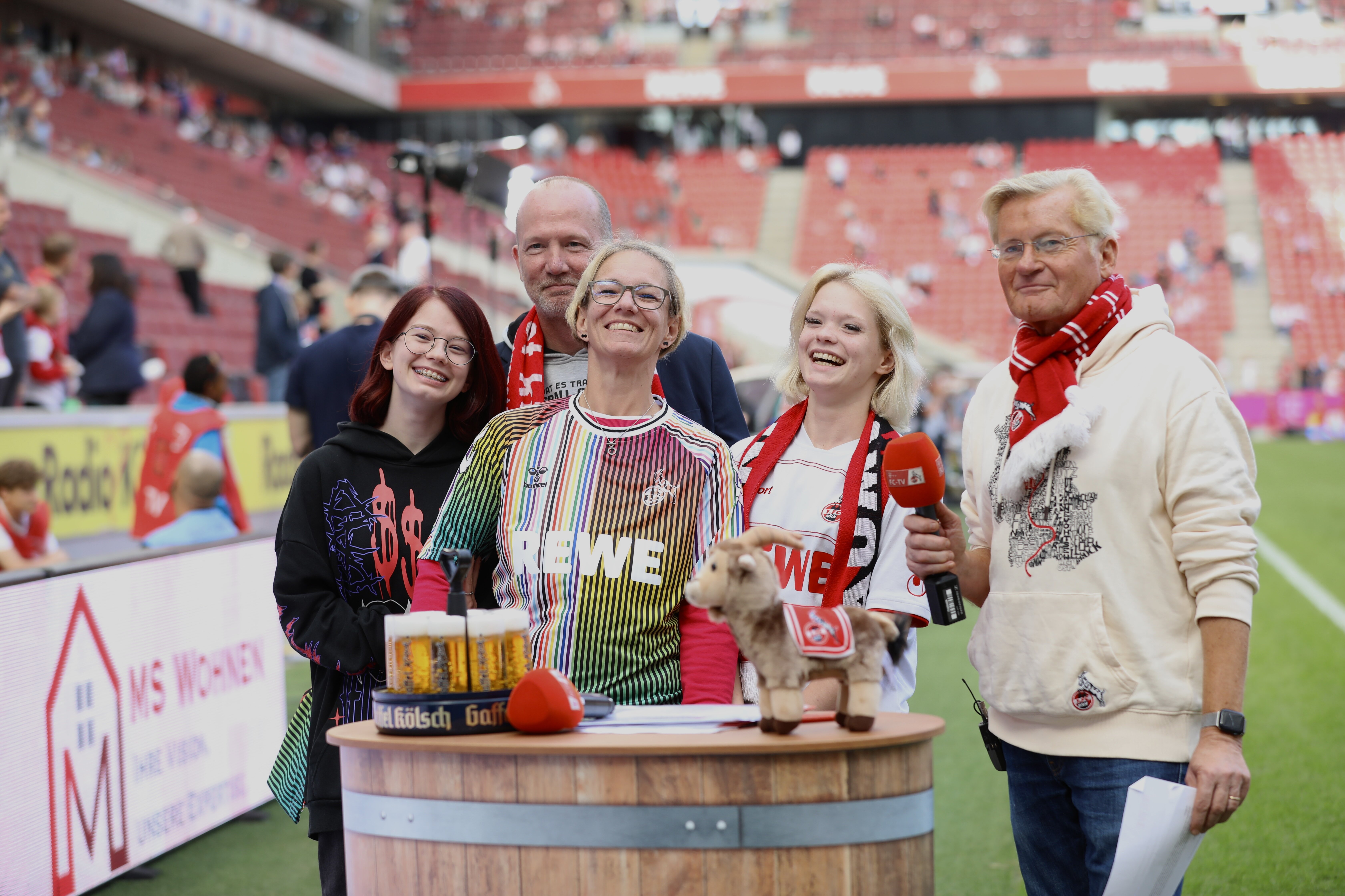 Gewinner-Familie mit Michael Trippel am Stadionrand