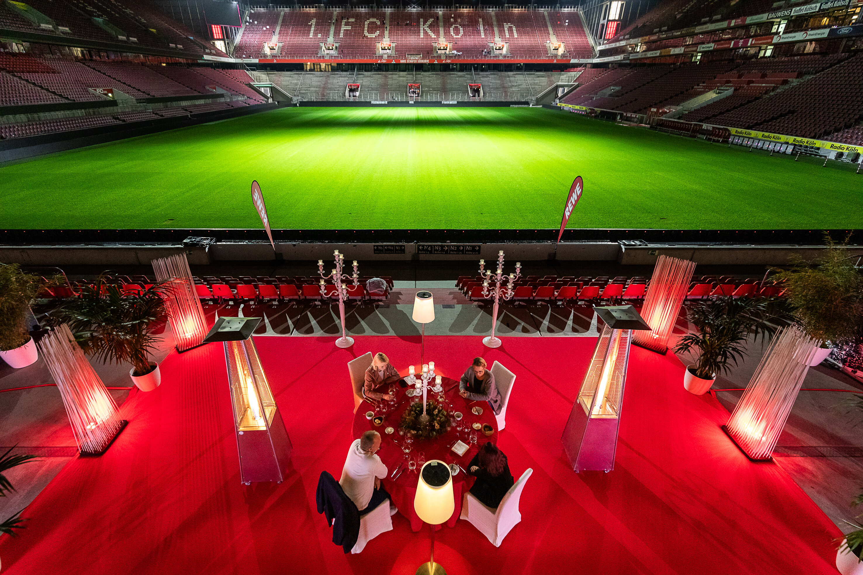 Gewinner-Familie beim Dinner im Stadionfenster Nord von oben