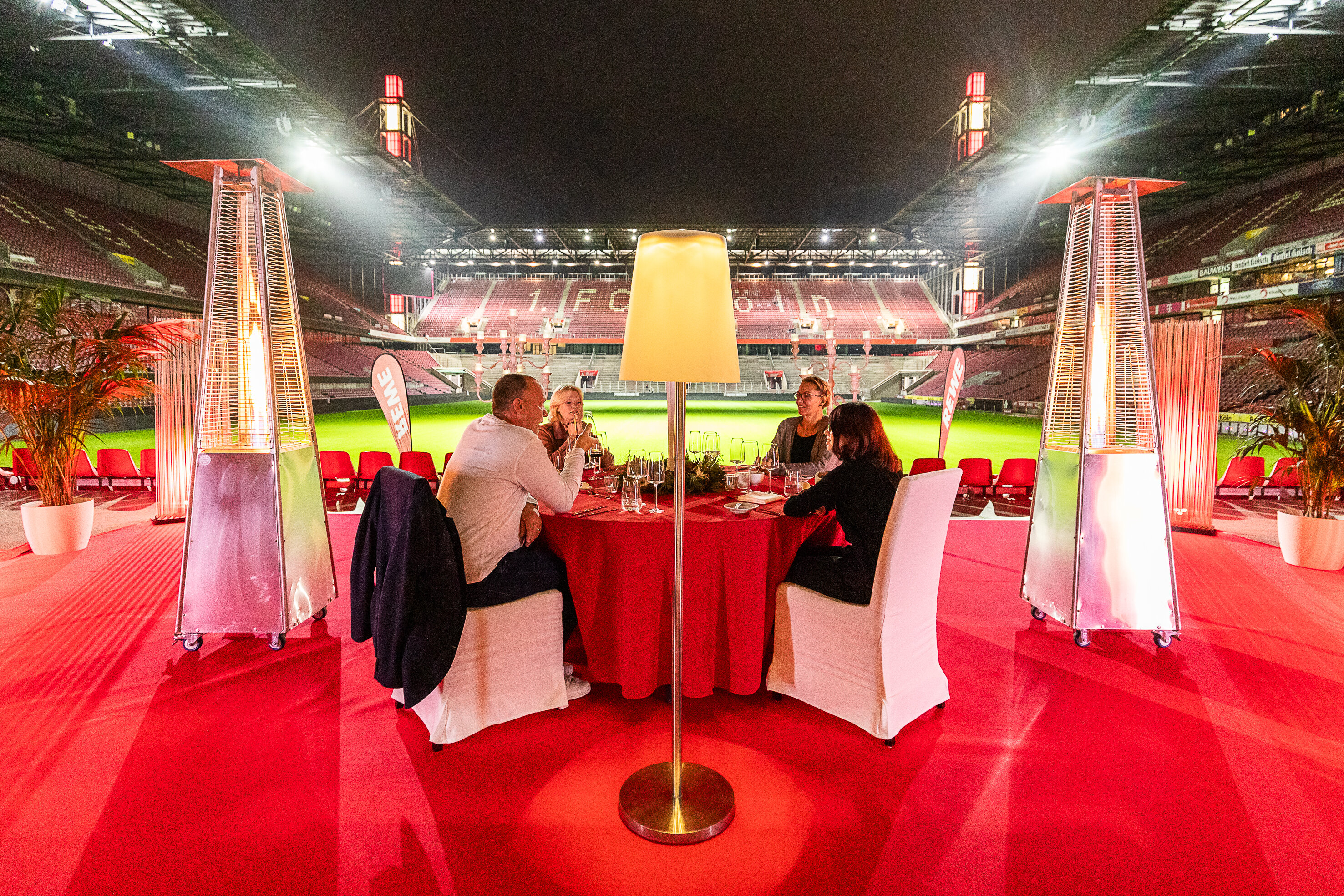 Gewinner-Familie beim Dinner im Stadionfenster Nord
