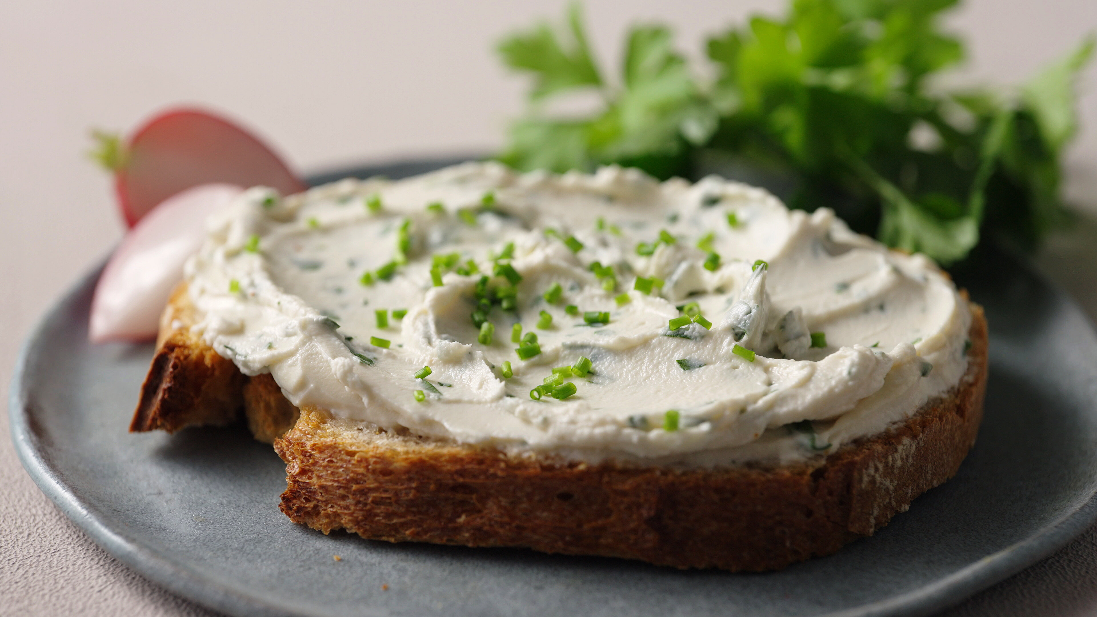 Brot mit Frischkäse und Kräutern