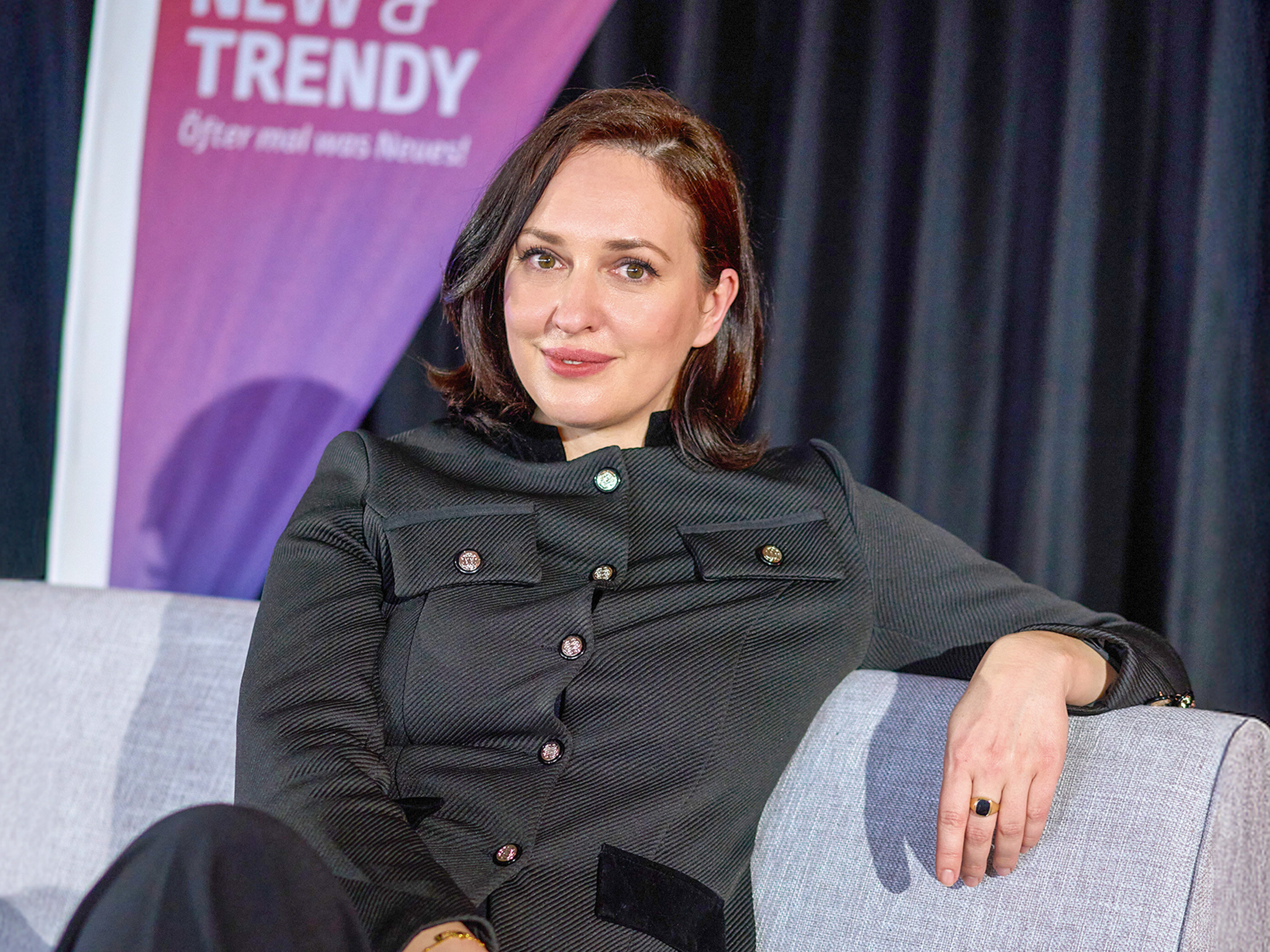 Selda Morina sitzt auf Sofa.