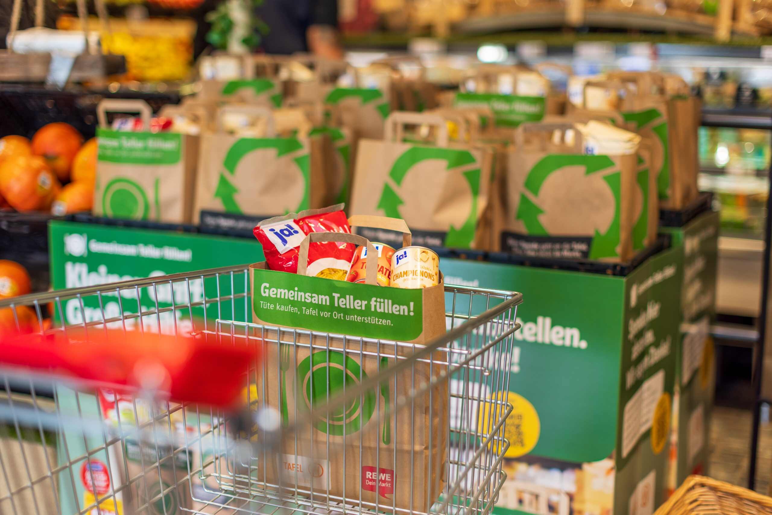 Tafeltüte steht vorne im Einkaufswagen