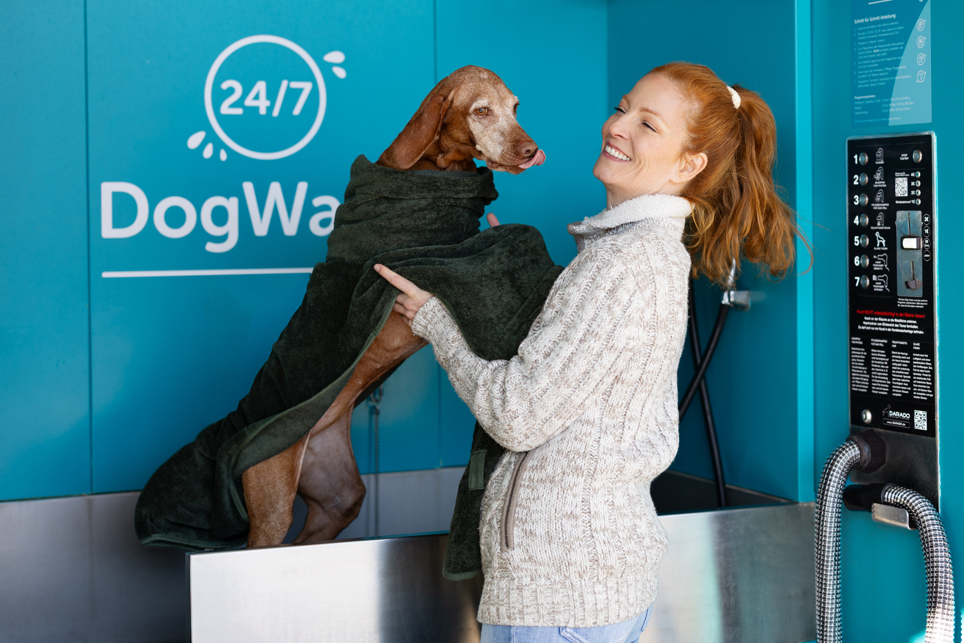 Hund wird von Besitzerin in der Hundewaschstation gewaschen