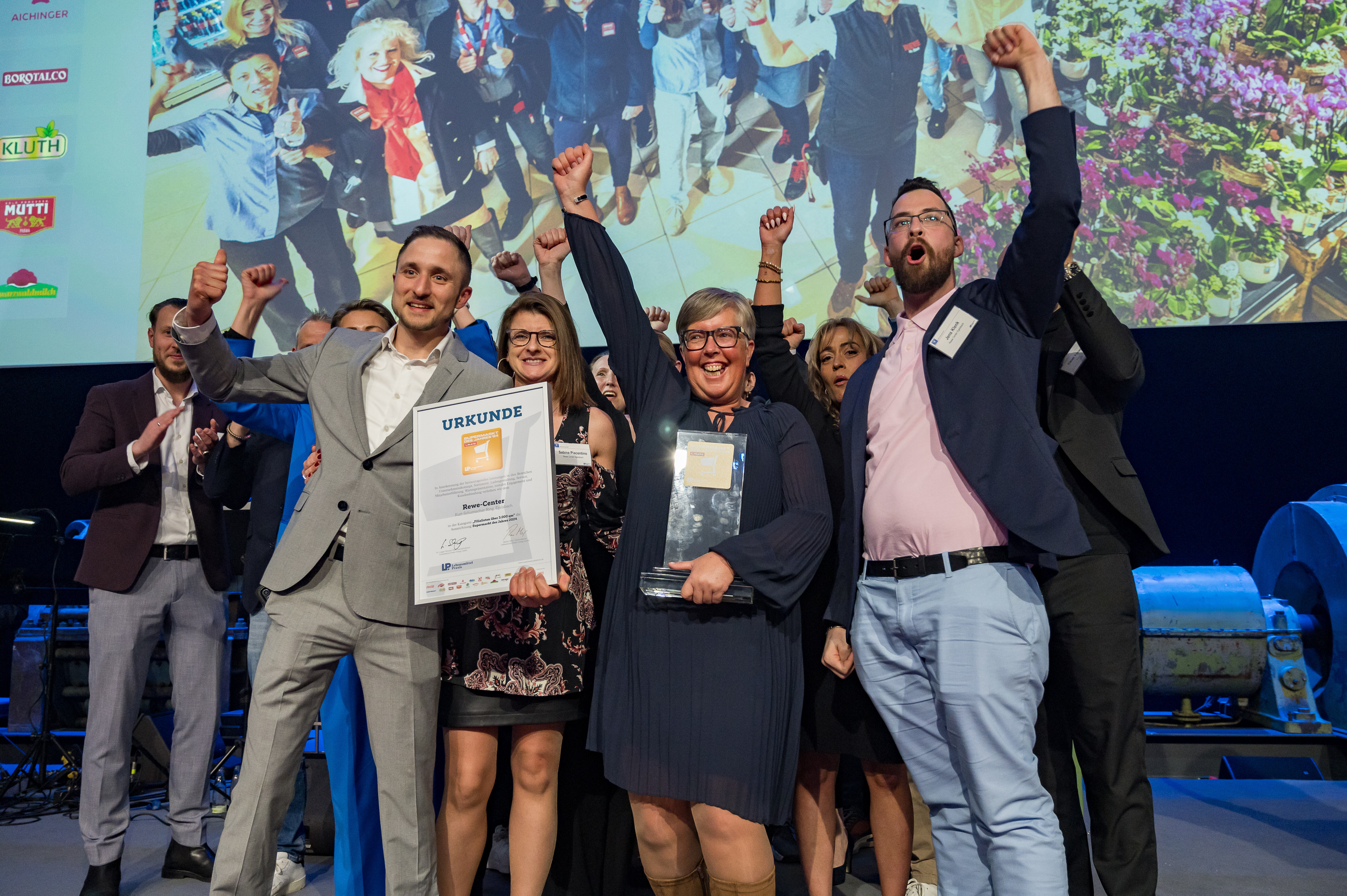 Marktmanagerin Dunja Storck und ihr Team freuen sich riesig über die Auszeichnung.