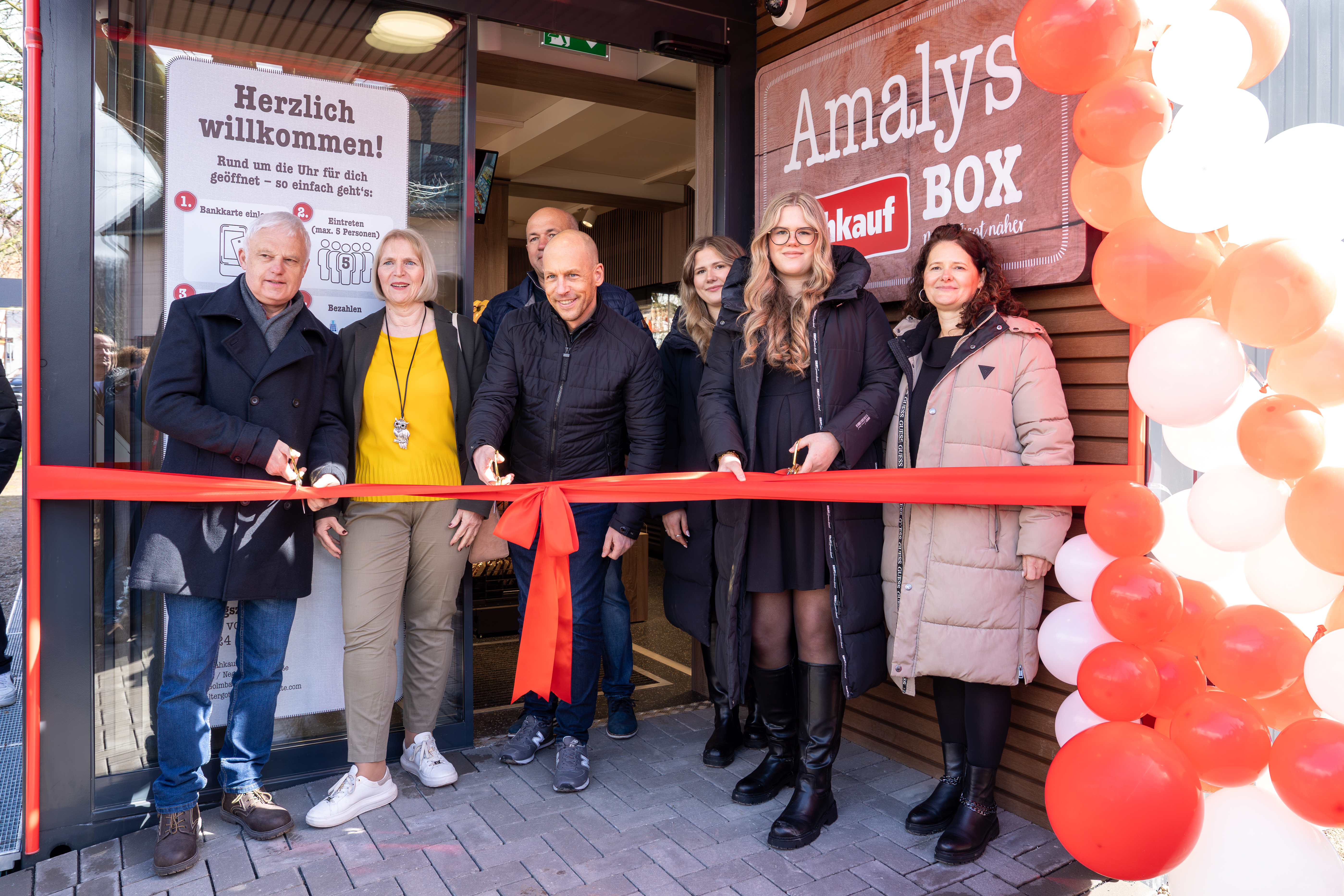 Gruppenbild vor nahkaufbox mit Banddurchschneiden