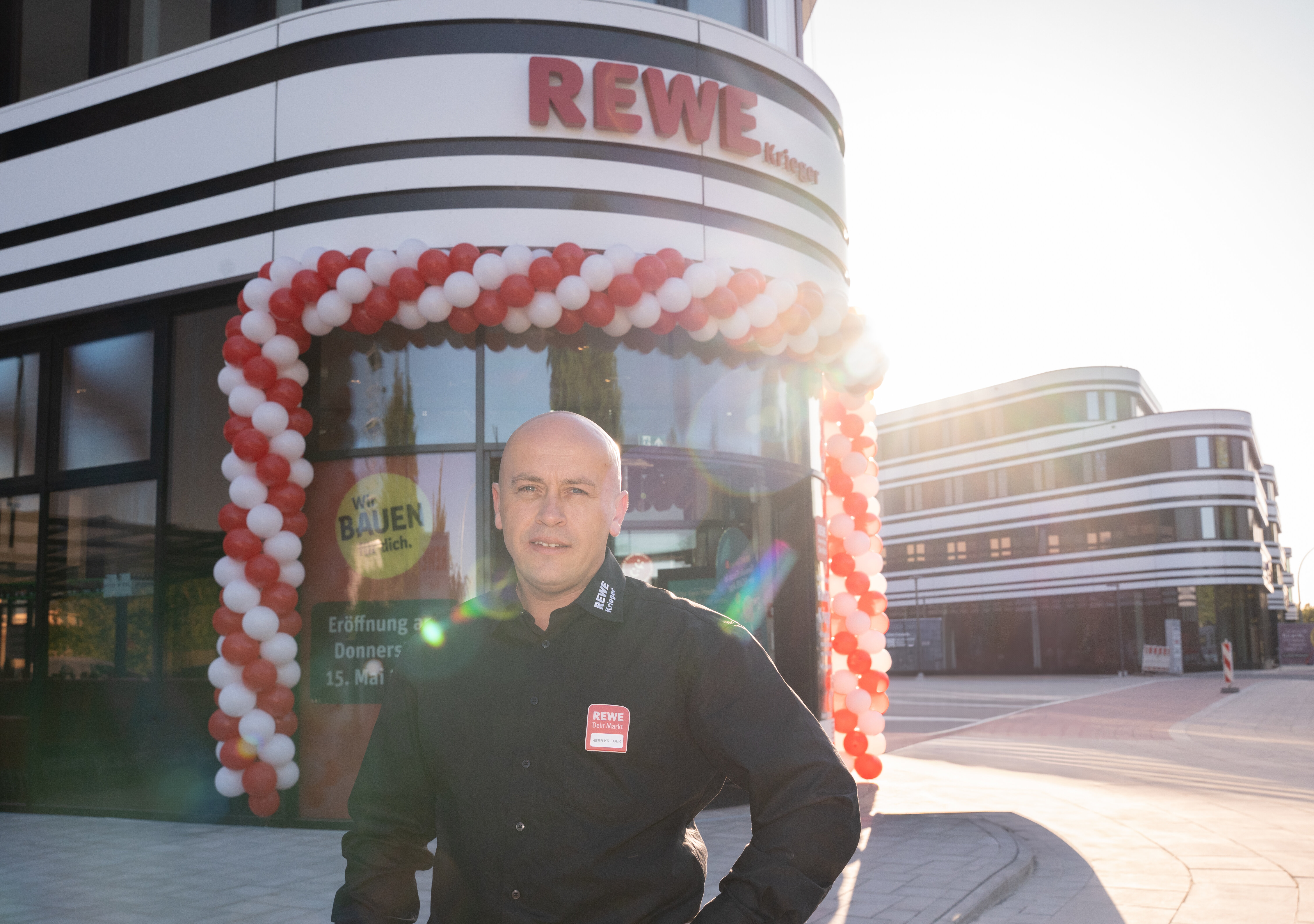 Kaufmann Roman Krieger vor seinem REWE-Markt.