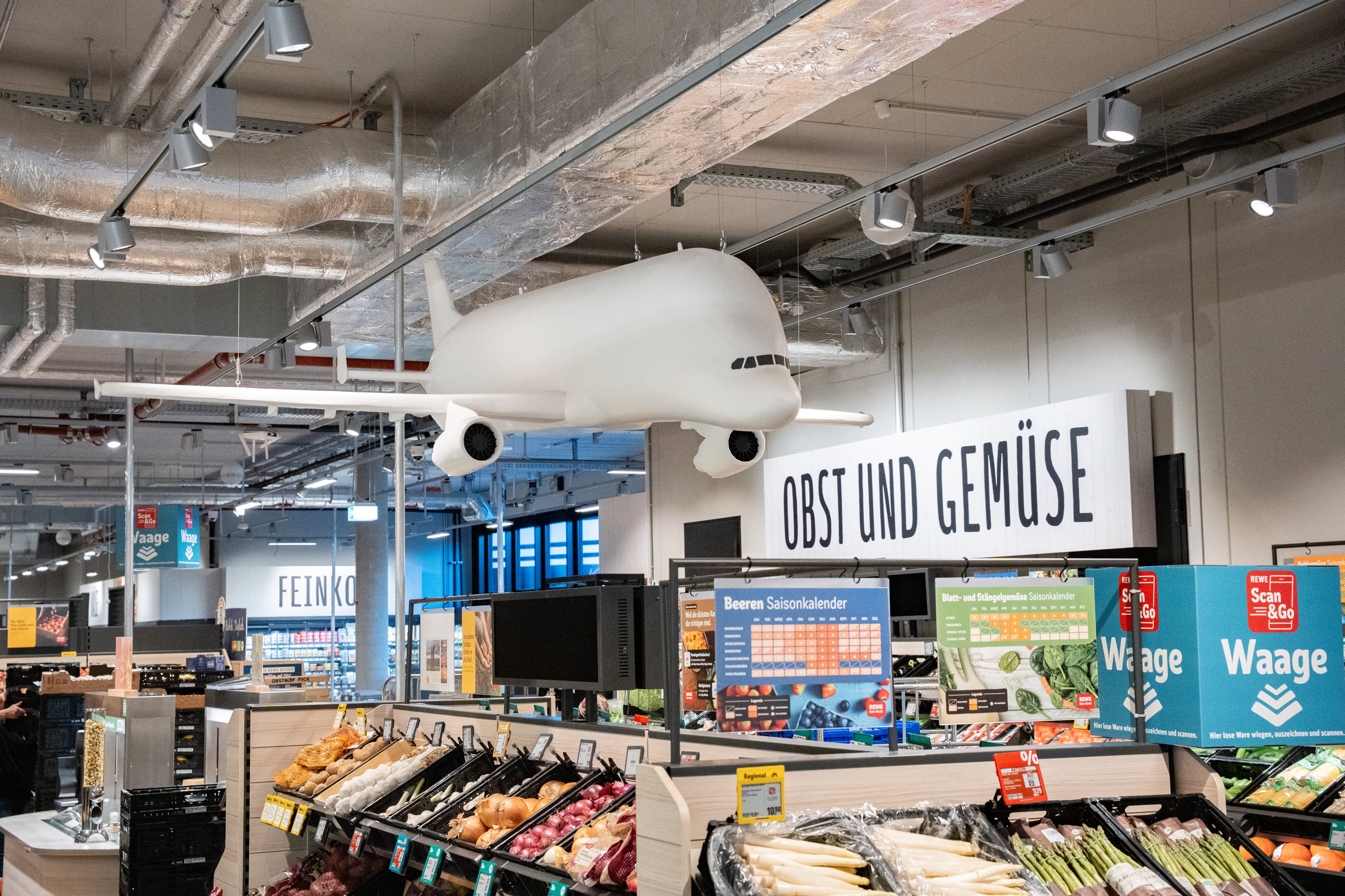 Blick auf das Airbus-Modell in der Obst- und Gemüseabteilung.