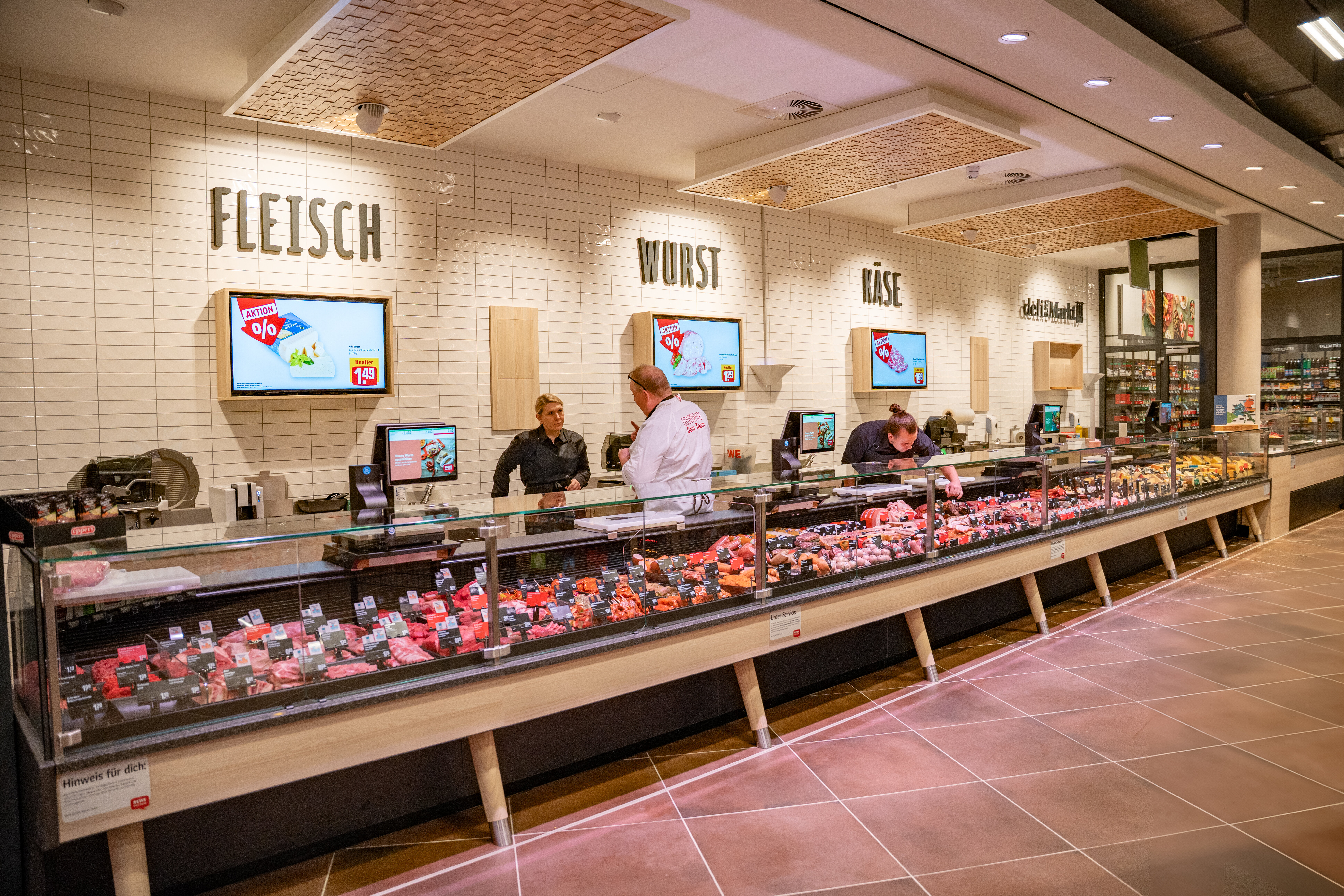 Blick auf den Frischetresen für Fleisch, Wurst und Käse. 