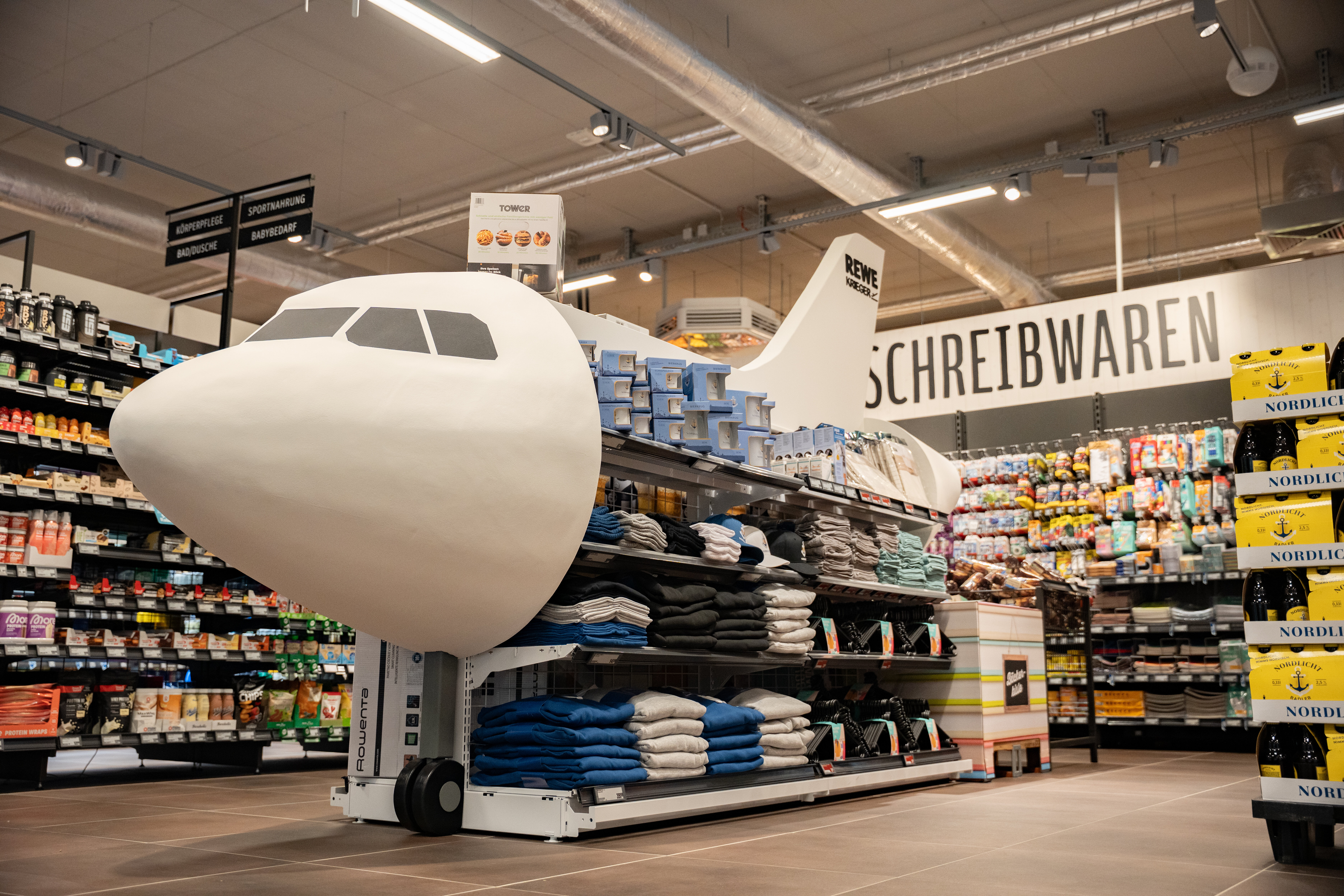 Ein Regal in Form eines Flugzeuges mit dem Nonfood-Sortiment von Nordlicht.