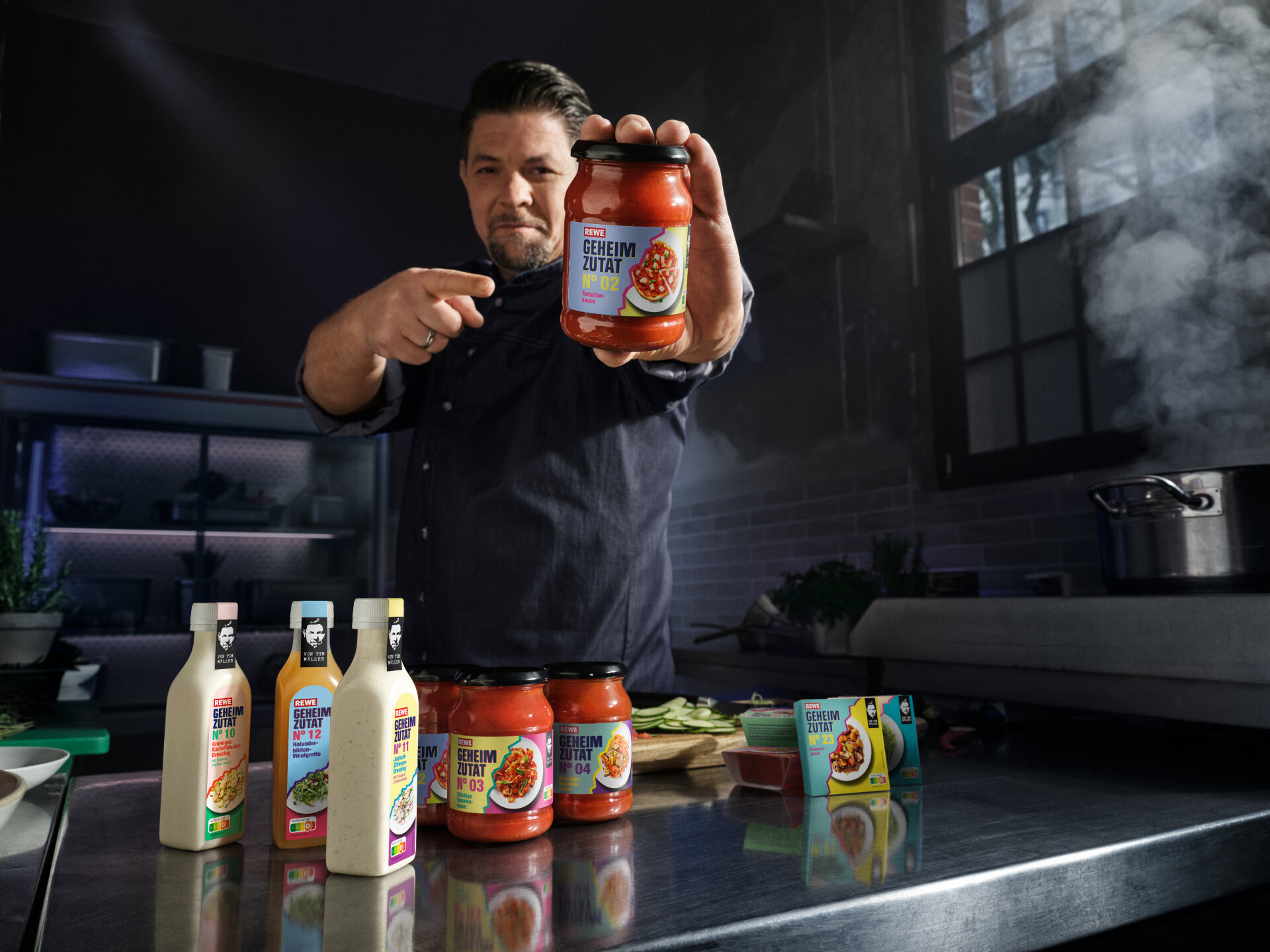 Tim MÃ¤lzer zeigt auf Produkt aus REWE Kampagne Geheimzutat