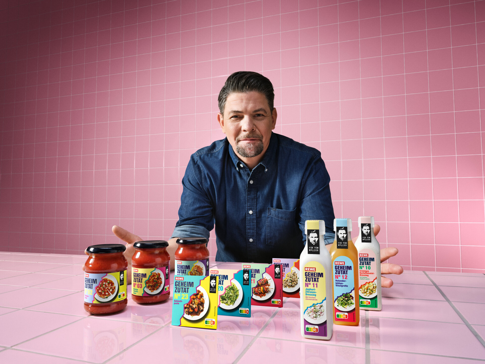 Tim MÃ¤lzer mit Produkten aus REWE Kampagne Geheimzutat
