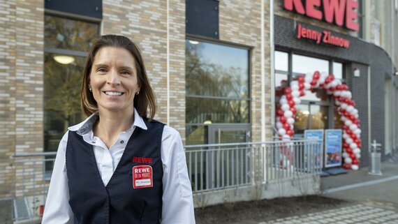 Porträt Jenny Zinnow vor REWE Eingang