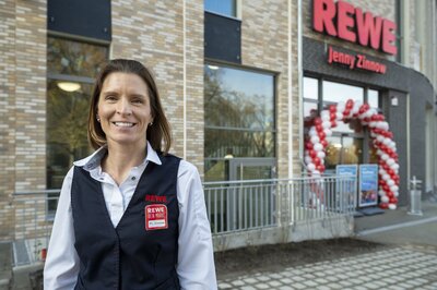 Porträt Jenny Zinnow vor REWE Eingang