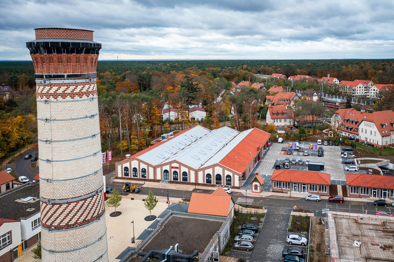 Luftaufnahme REWE Markt Beelitz mit Schornstein im Vordergrund