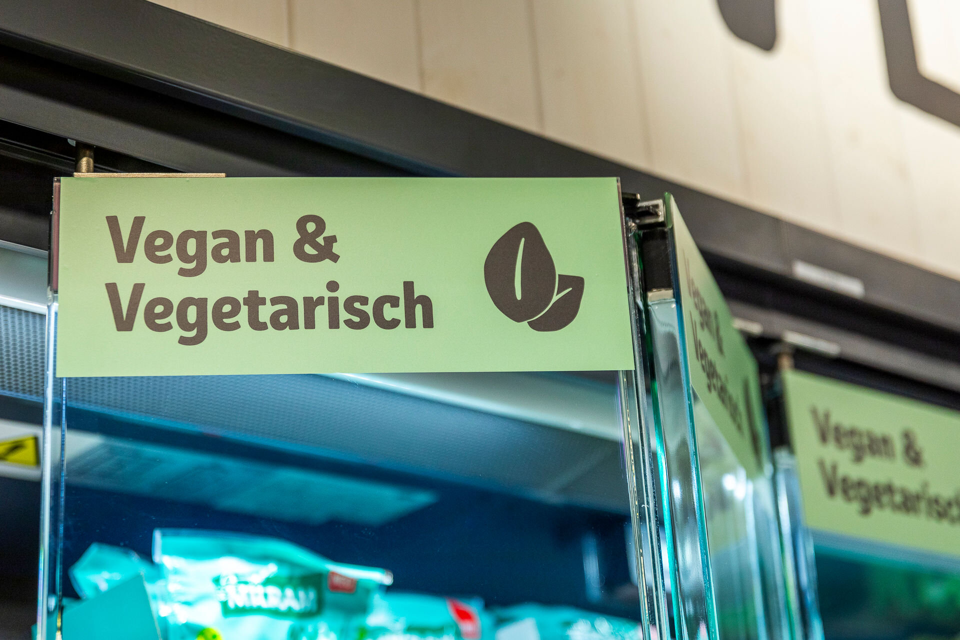 Nahaufnahme von Schild "Vegan und Vegetarisch"