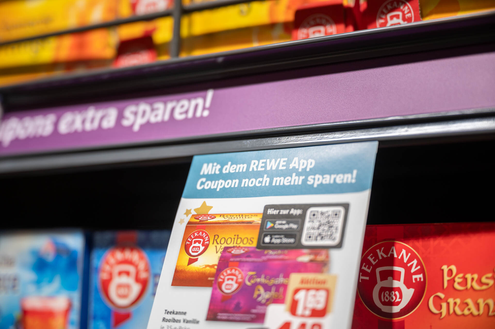 Nahaufnahme von Werbung fÃ¼r REWE App