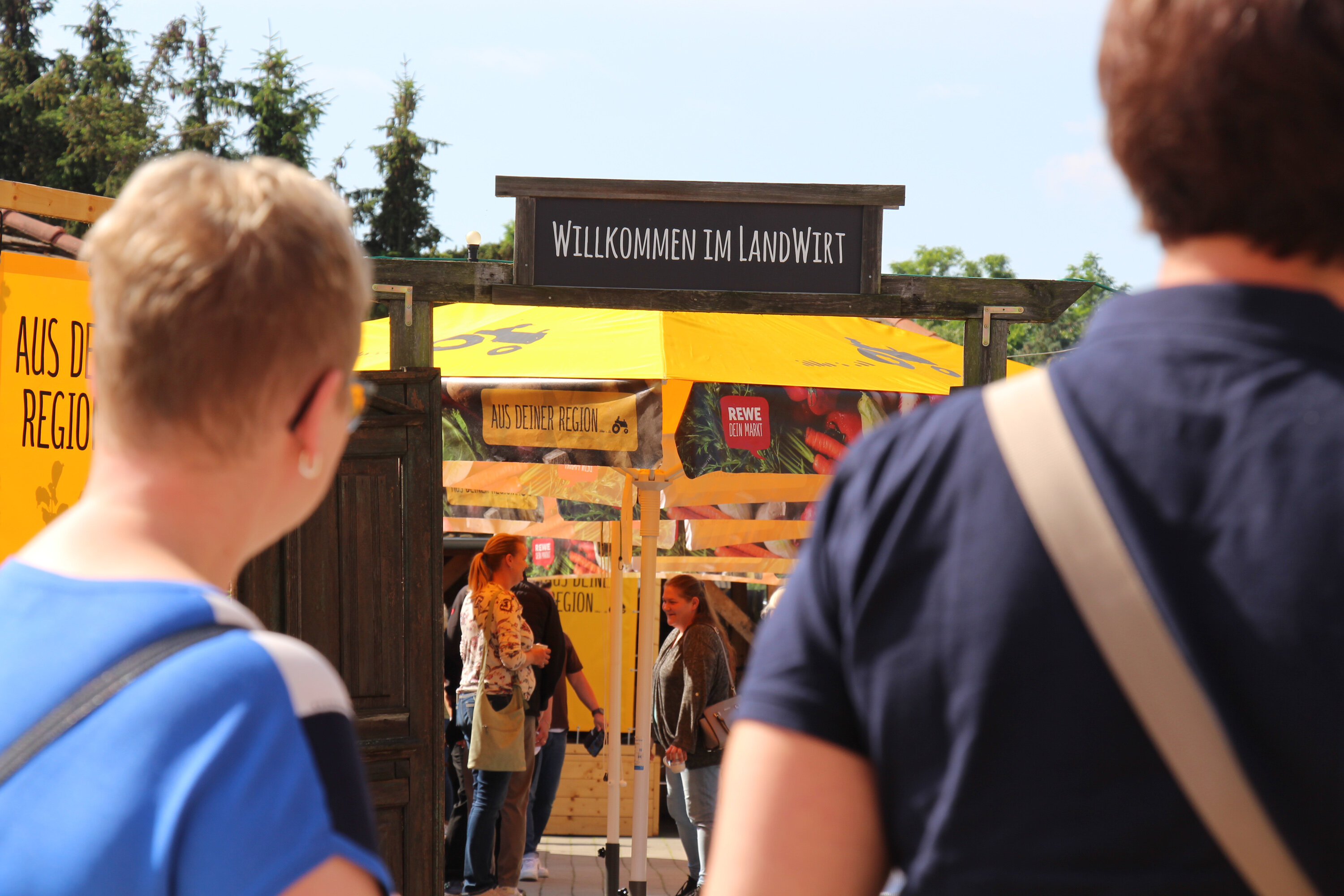 Nahaufnahme Schild "Willkommen im LandWirt"