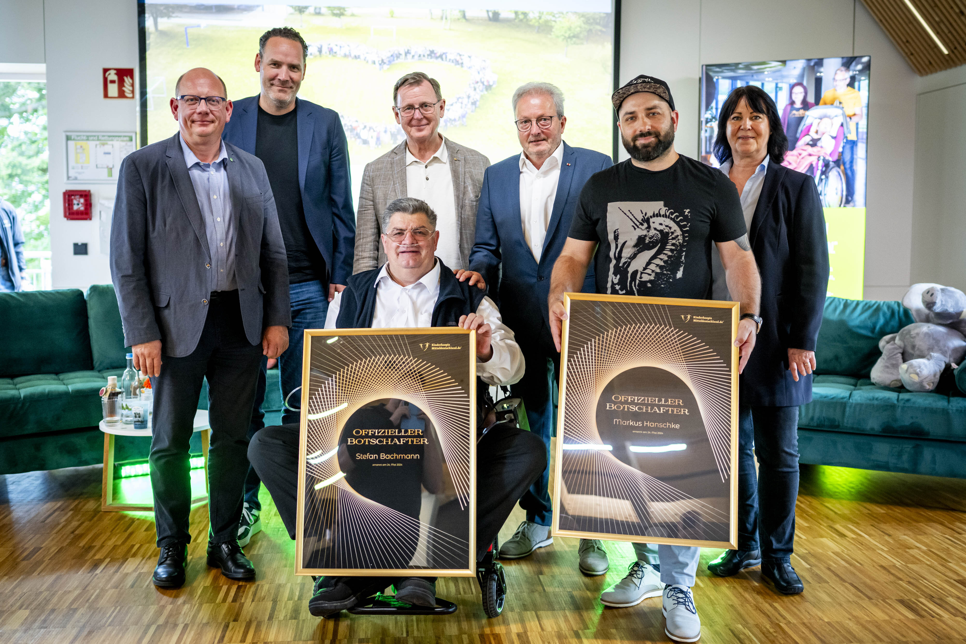 Gruppenbild von 7 Personen mit zwei Botschafterurkunden