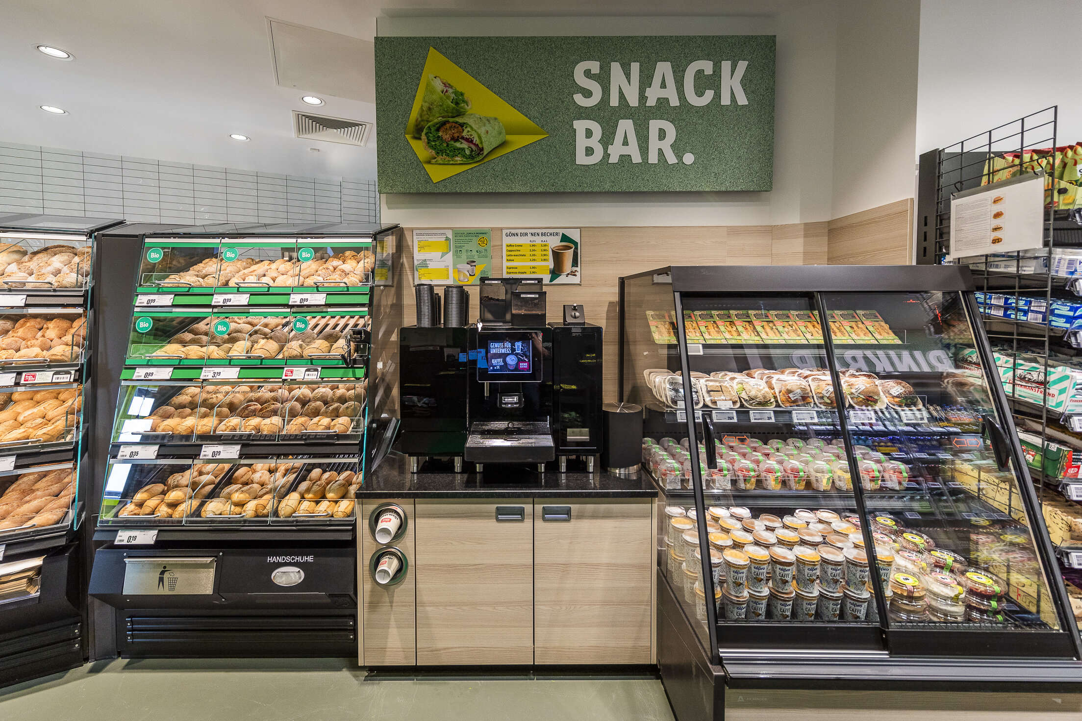 Snackbar mit belegten Brötchen im pflanzlichen Rewe-Markt