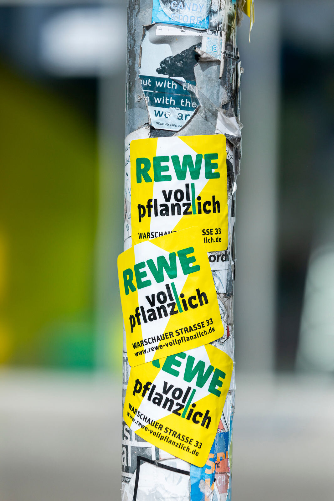 Sticker mit dem Marktlogo an einer Laterne