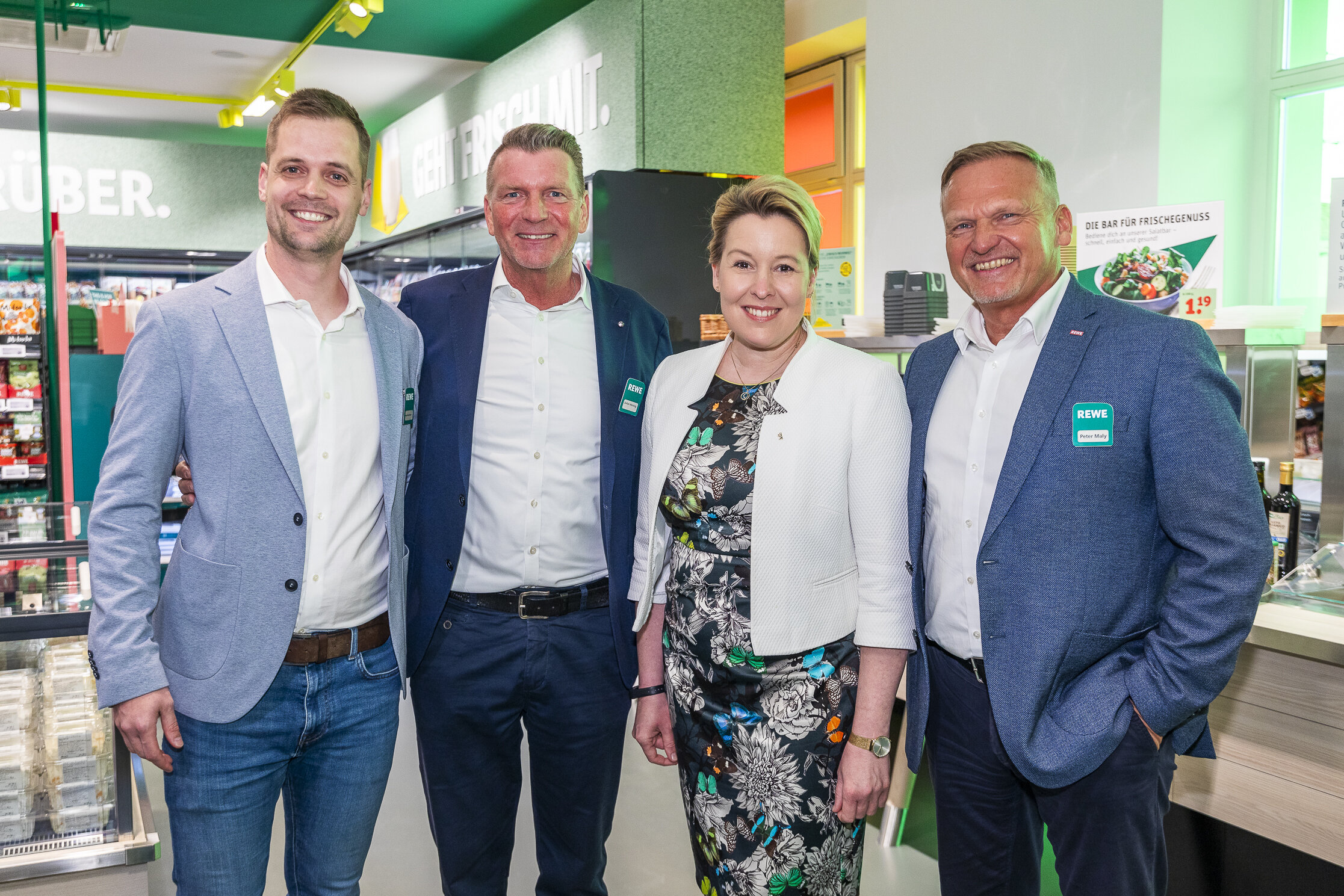 Gruppenbild im REWE voll pflanzlich mit Dennis Henkelmann, Stefan Hörning, Franziska Giffey und Peter Maly bei der Eröffnung des "REWE voll pflanzlich"