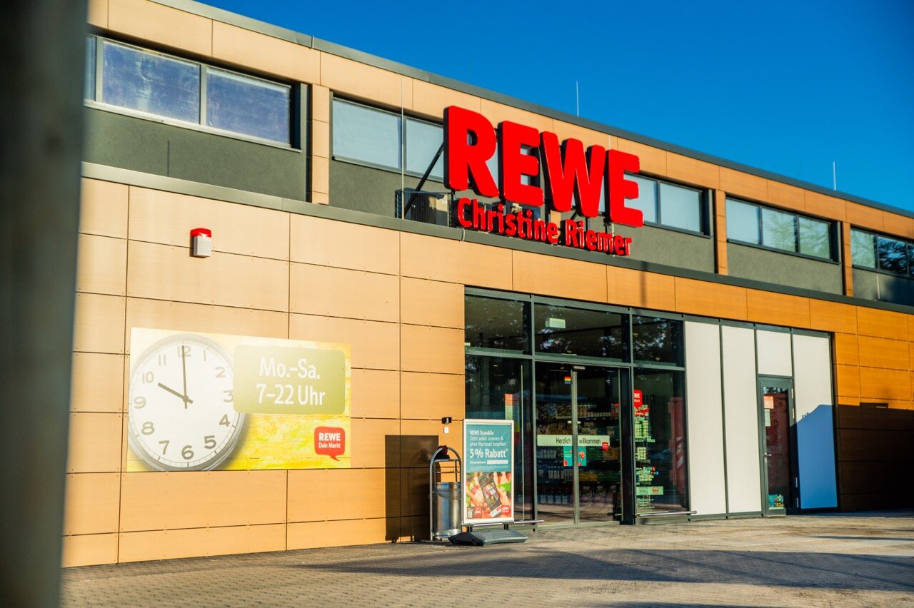 REWE Markt von Kauffrau Christine Riemer von Außen betrachtet.