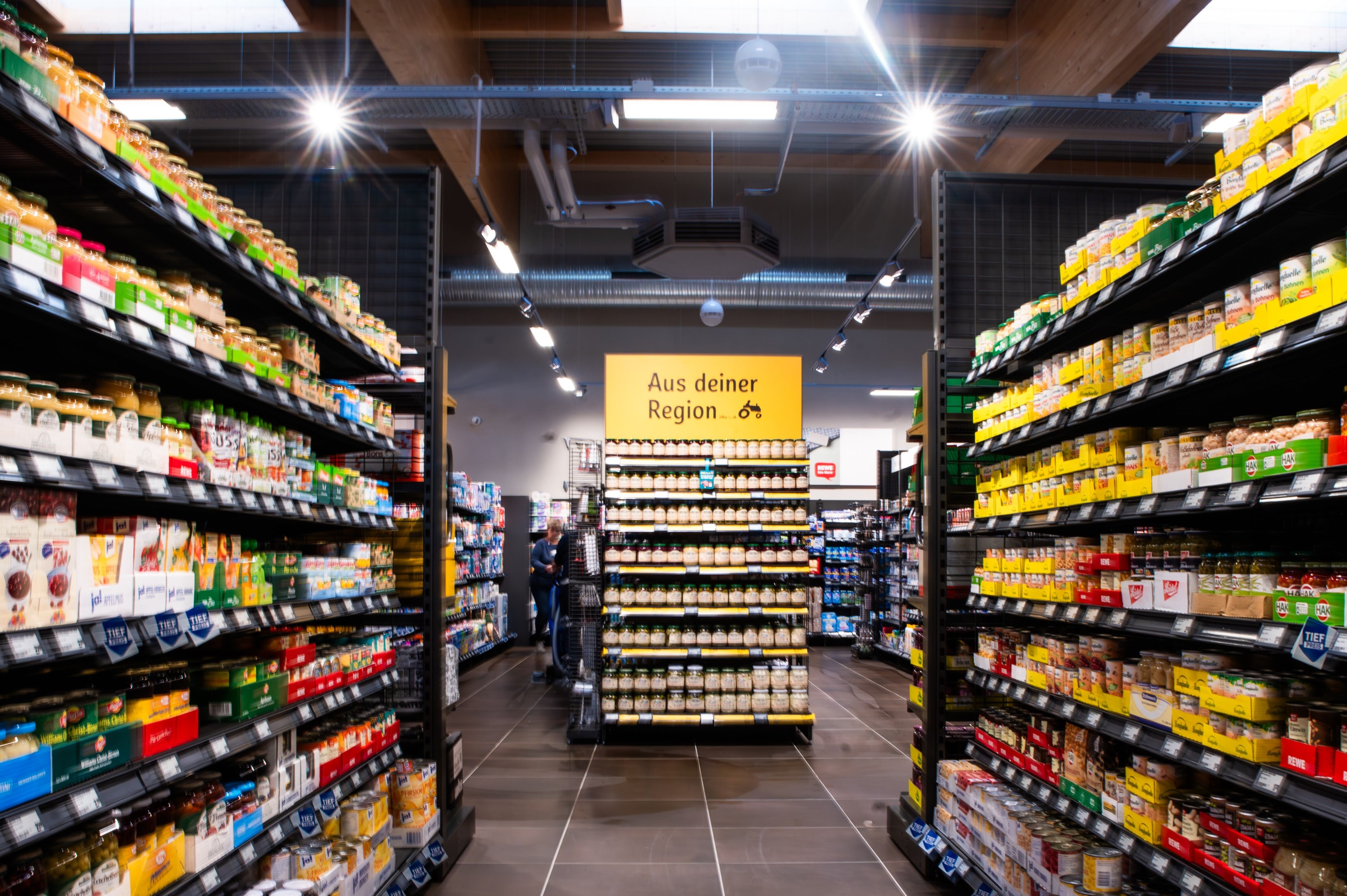 Gondelkopf mit dem Schild Regionalität im REWE Markt in Luckau. 