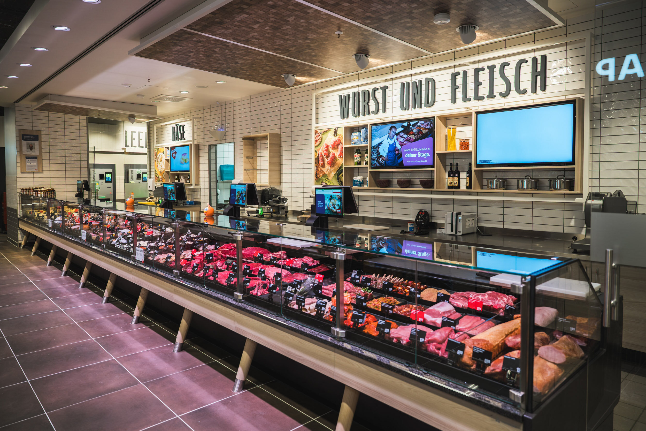 Sicht auf die Wurst, Feinkost und Fleischtheke des neuen REWE-Supermarkts im Kant Center