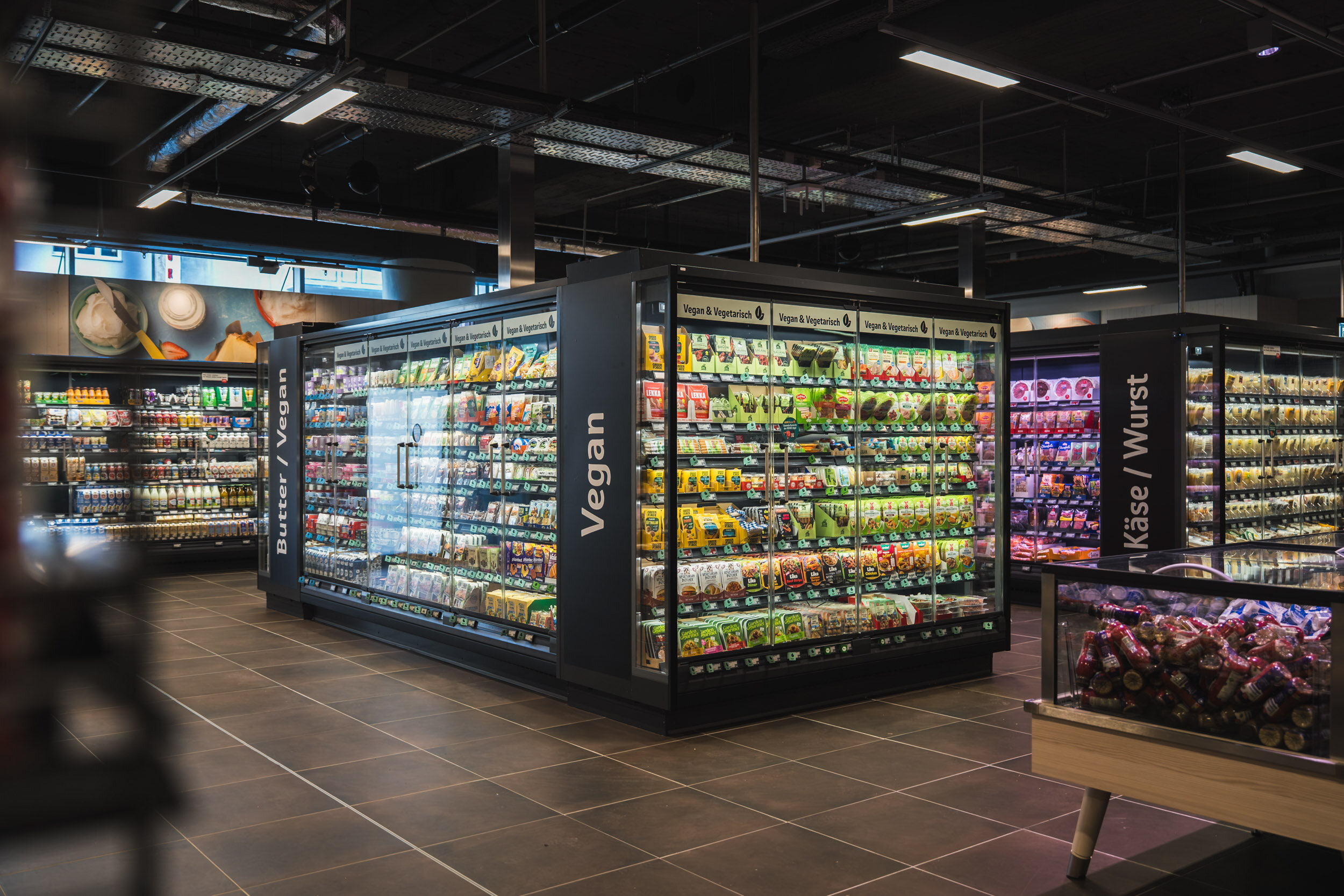Kühlregalmodul mit veganen Produkten im REWE-Supermarkt