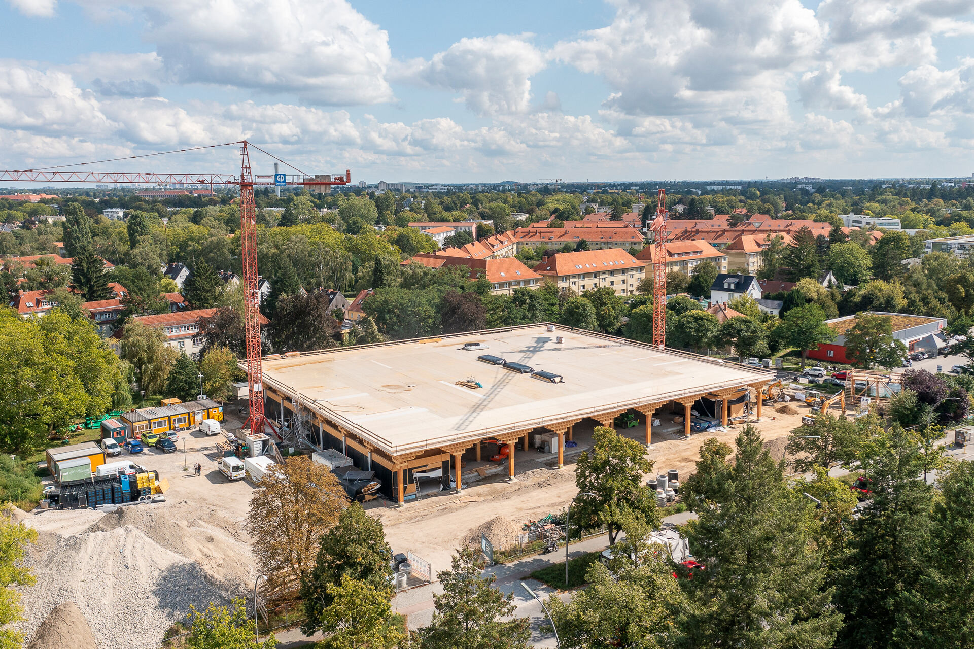 Ein sich im Bau befindliches Gebäude aus der Vogelperspektive.