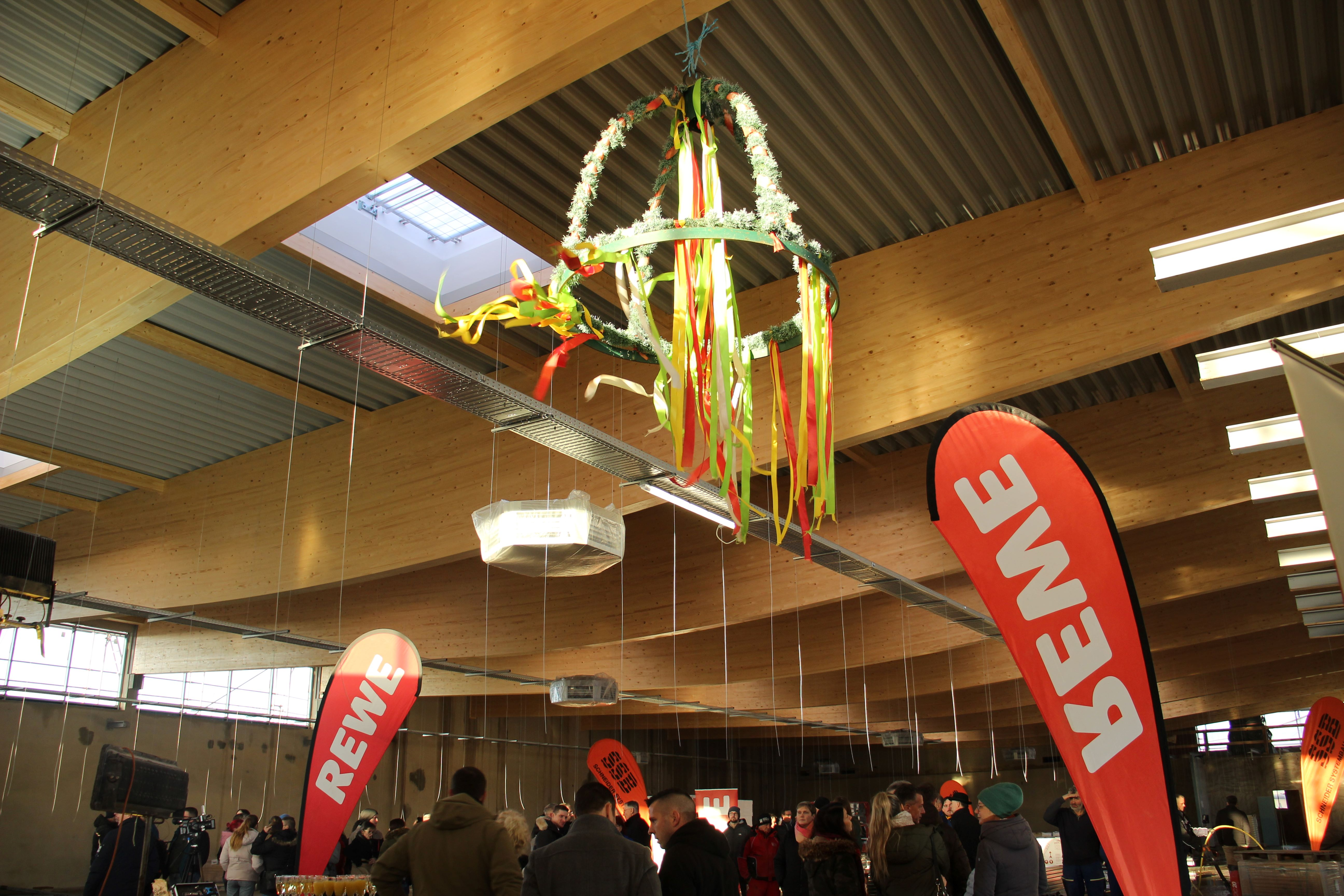 Richtkrone hängt an der Decke des REWE-Neubaus in Dippoldiswalde