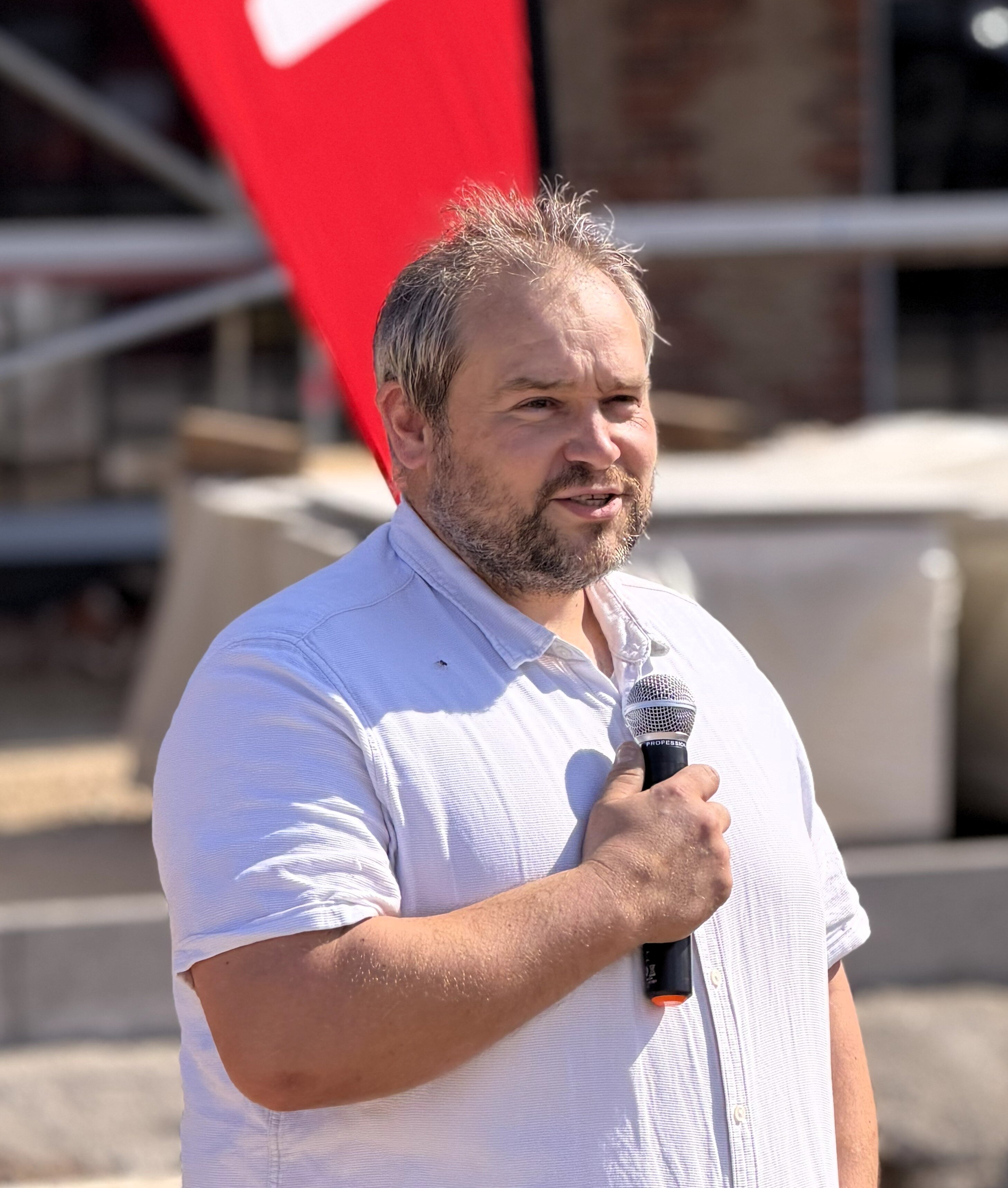 Der REWE-Kaufmann Benjamin Geschwill bei einer Rede anlässlich des Bergfestes im Görlitzer Waggonbau-Areal