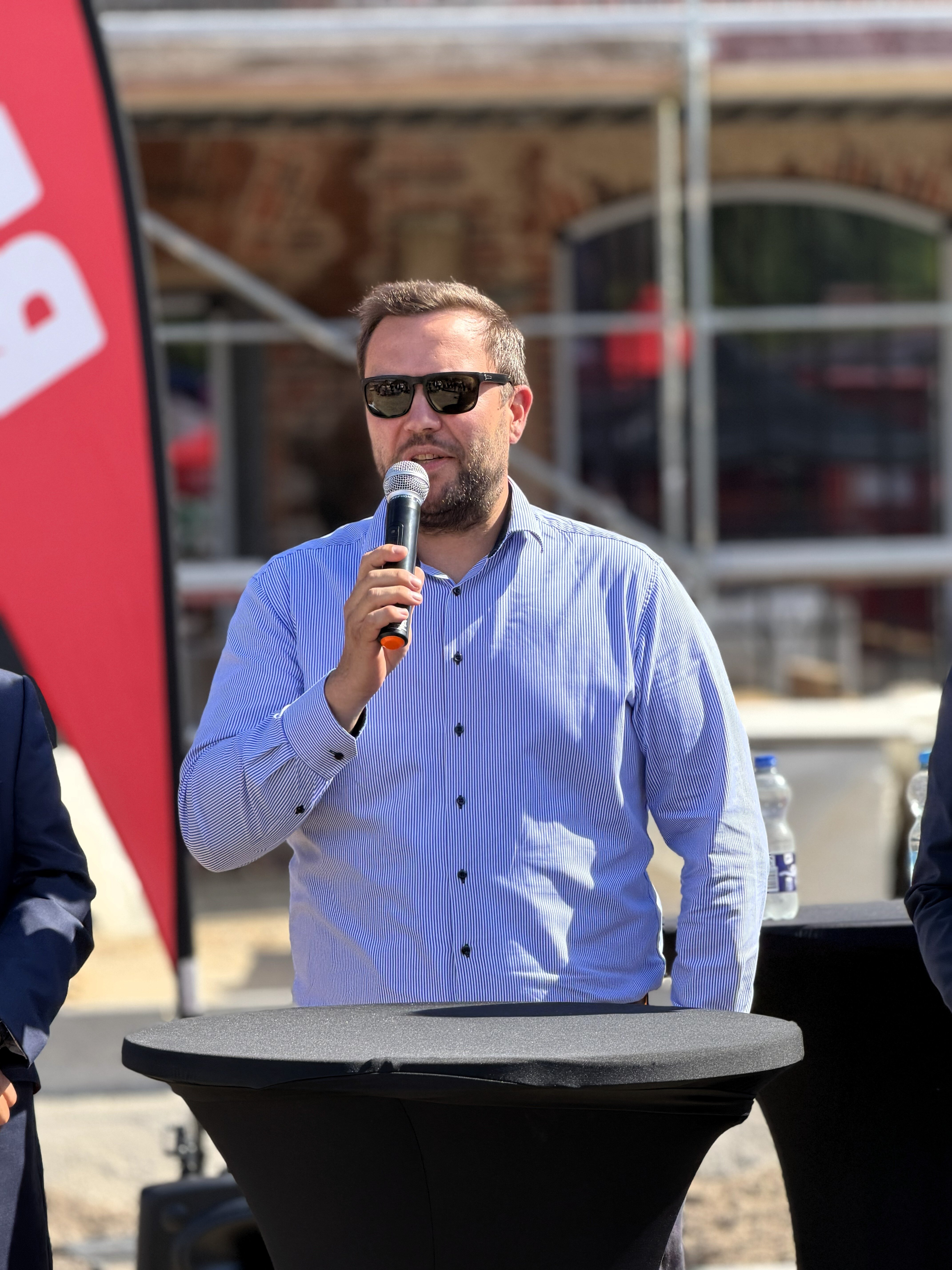 Henrik Schmidt, REWE Gebietsmanager bei einer Rede vor den Anwesenden beim Bergfest