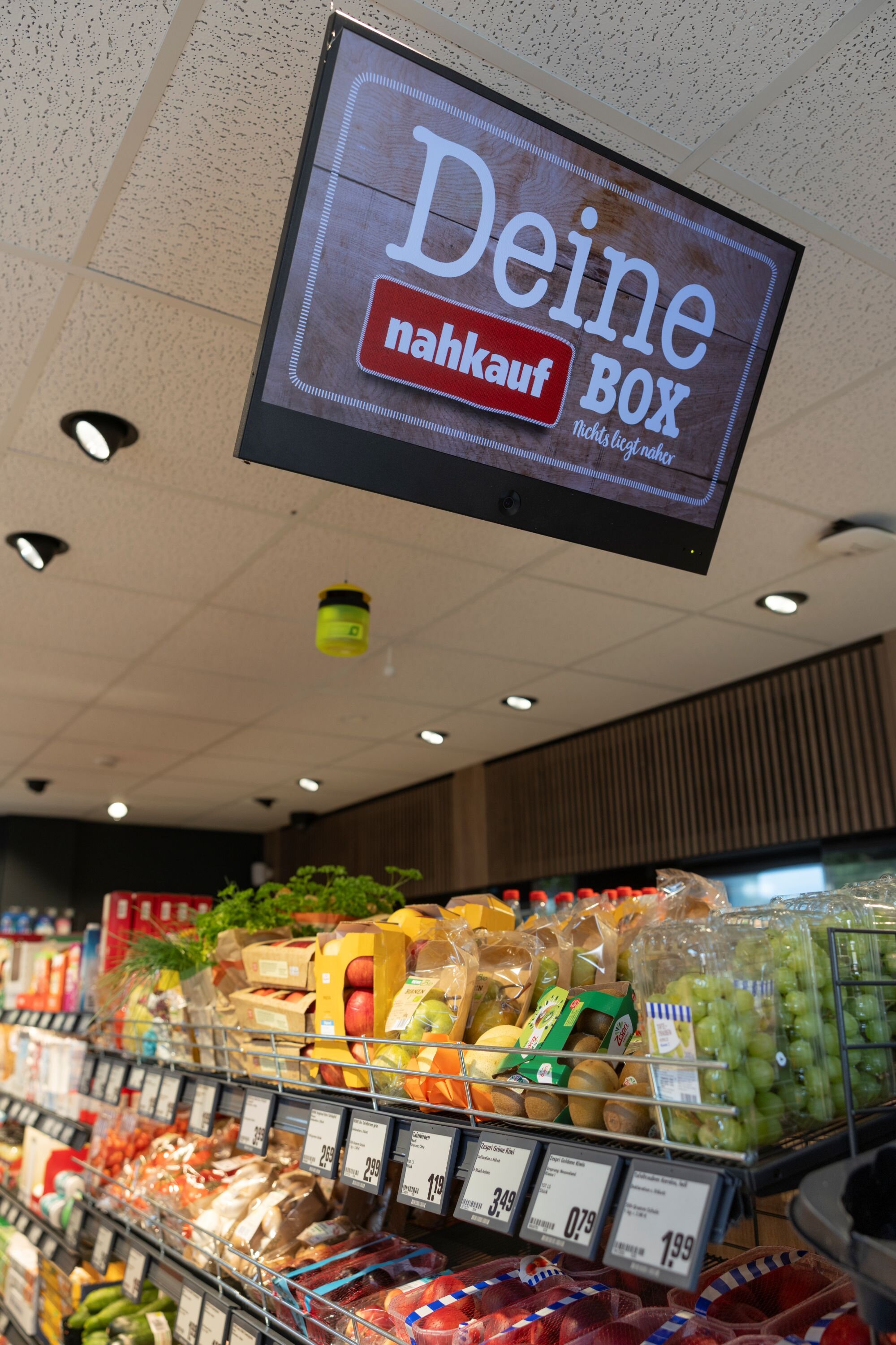Ein Blick in die Einkaufsbox mit Hinweisschild Deine Einkaufsbox