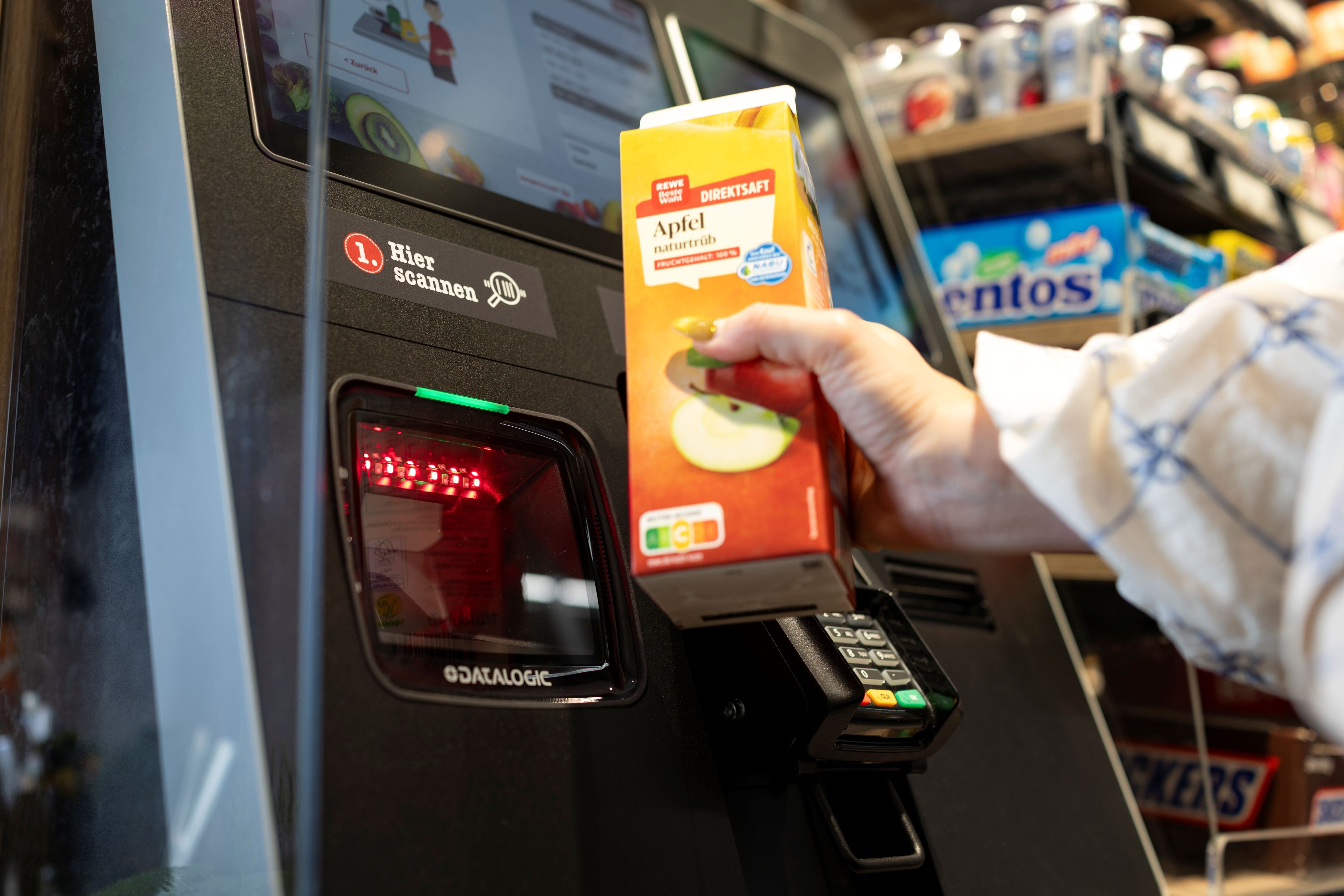 Ein Tetrapak Apfelsaft wird an der Self-Checkout-Kasse gescannt.