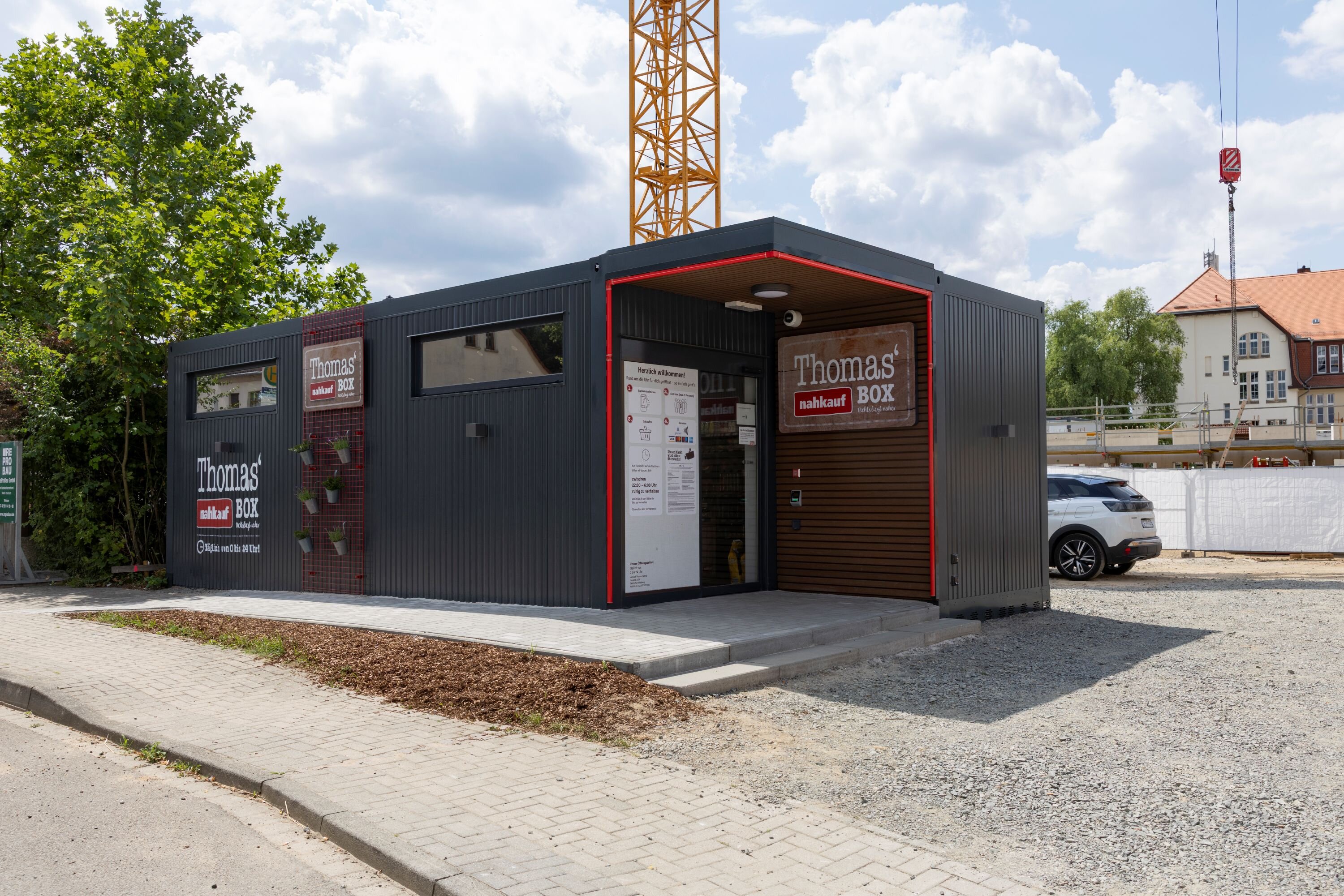 Die nahkauf Box ist in der Totalen zu sehen.