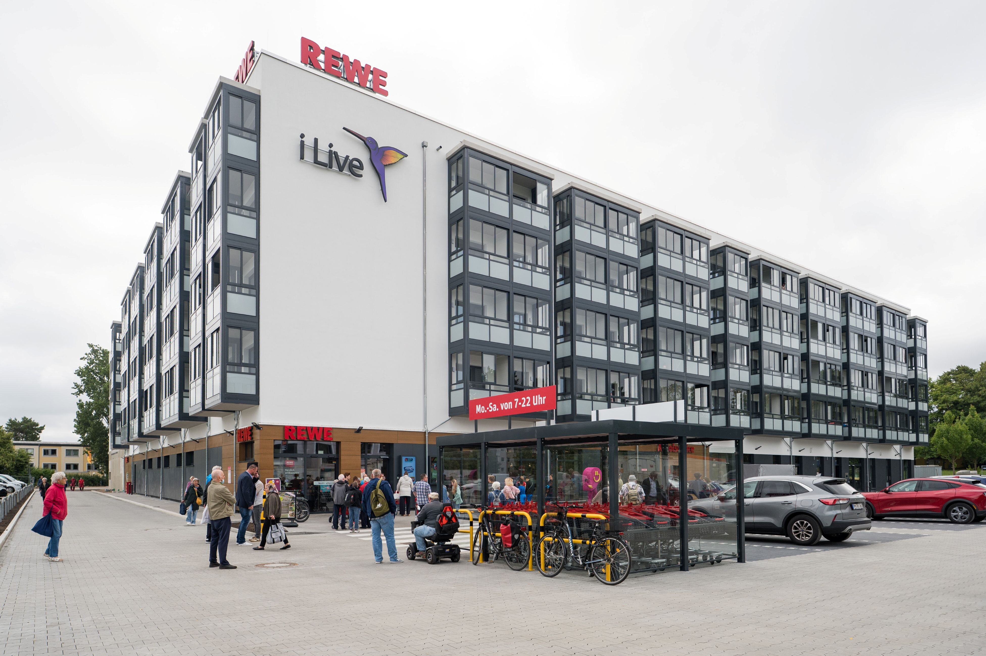 Wohngebäude aus der Weitwinkelperspektive mit Supermarkt im Erdgeschoss