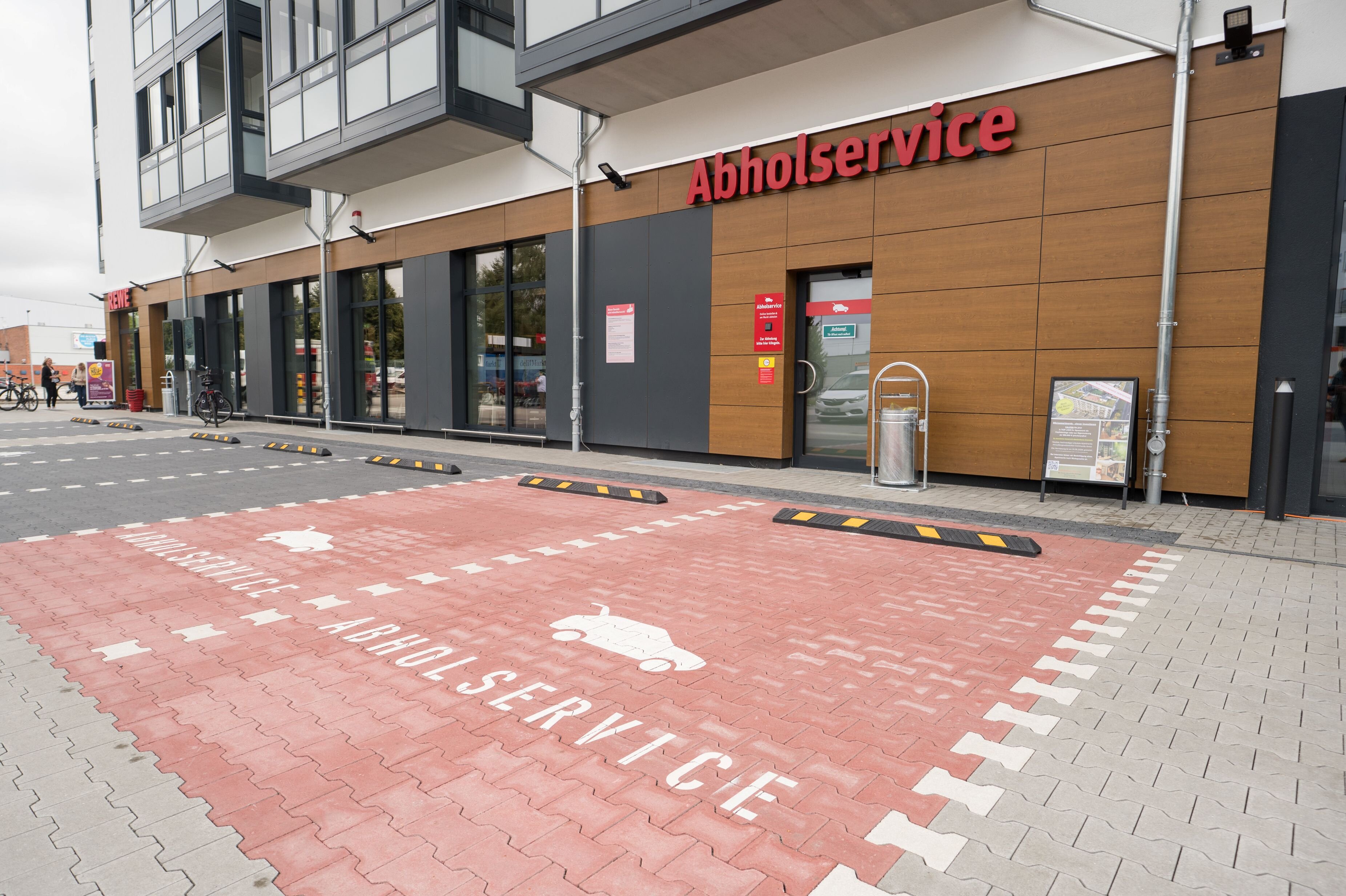 Ein Blick auf den Abholservice und die vorgelagerten, dafür vorgesehenen Parkplätze
