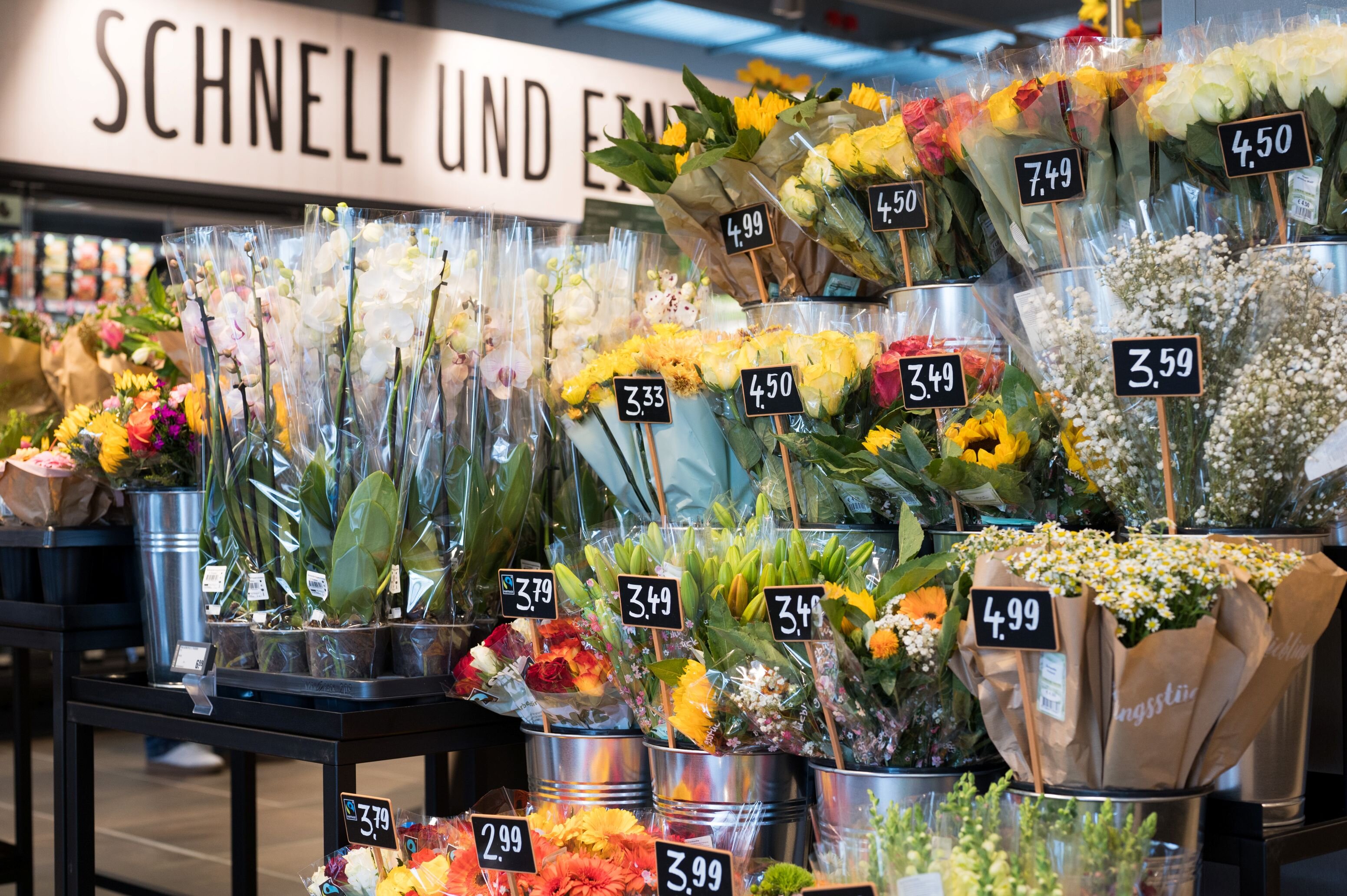 Im Eingang des Marktes stehen Blumensträuße und Pflanzen