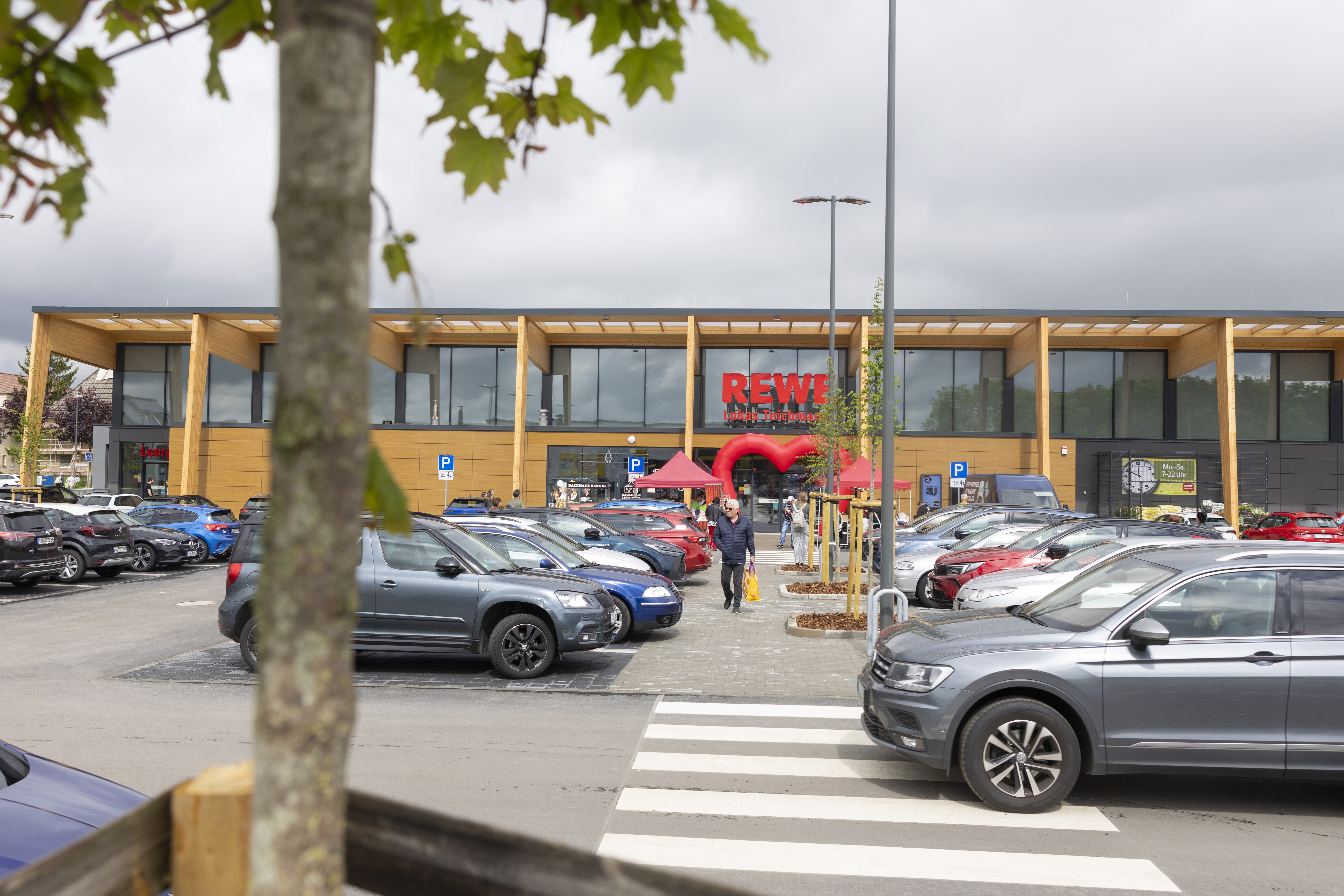 Der neue REWE-Markt in Taucha mit Parkplatz