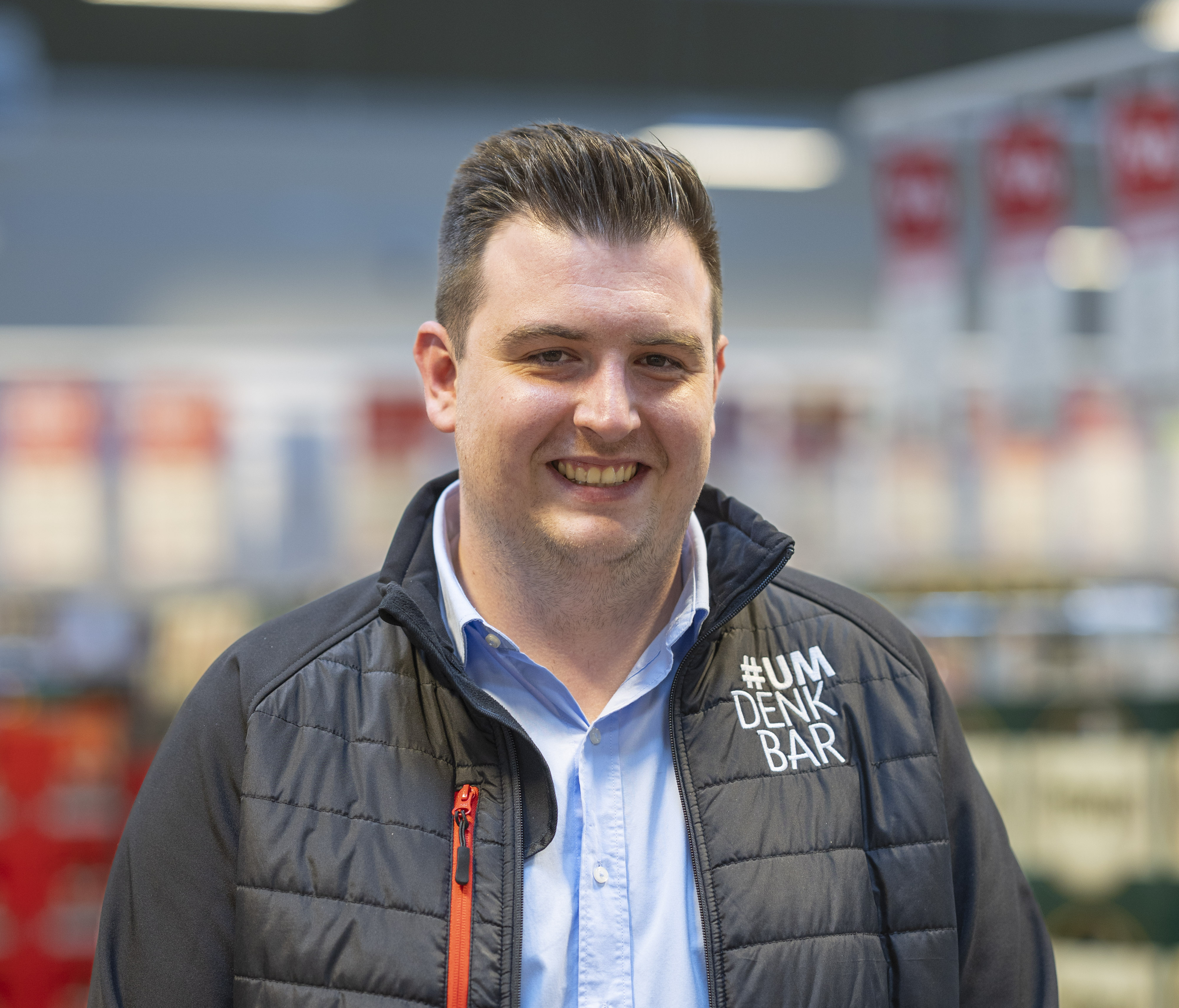 Porträtfotos vom REWE-Kaufmann Lukas Teichmann