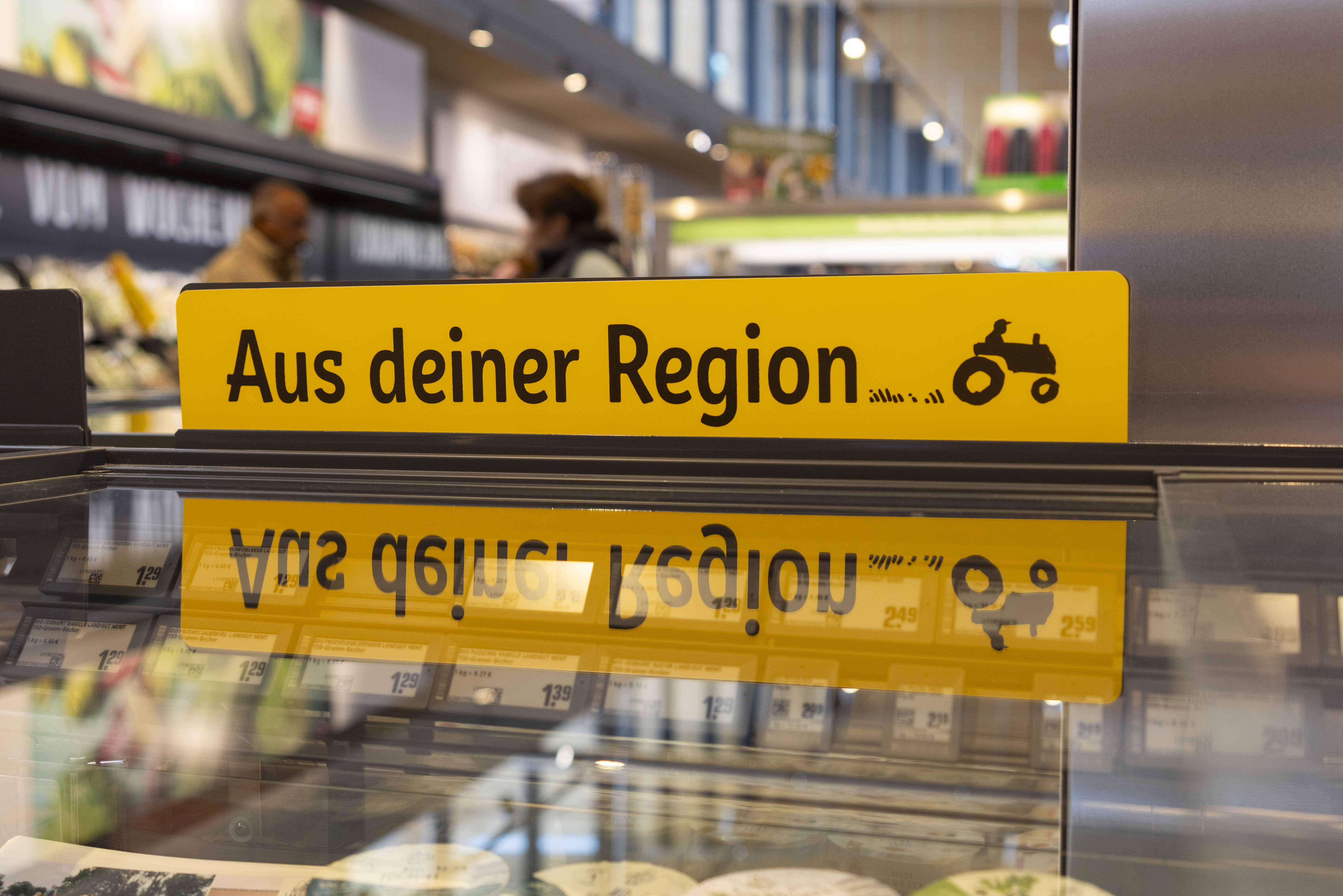 Ein Schild "Aus deiner Region" auf einer Kühltruhe im neuen Markt in Taucha